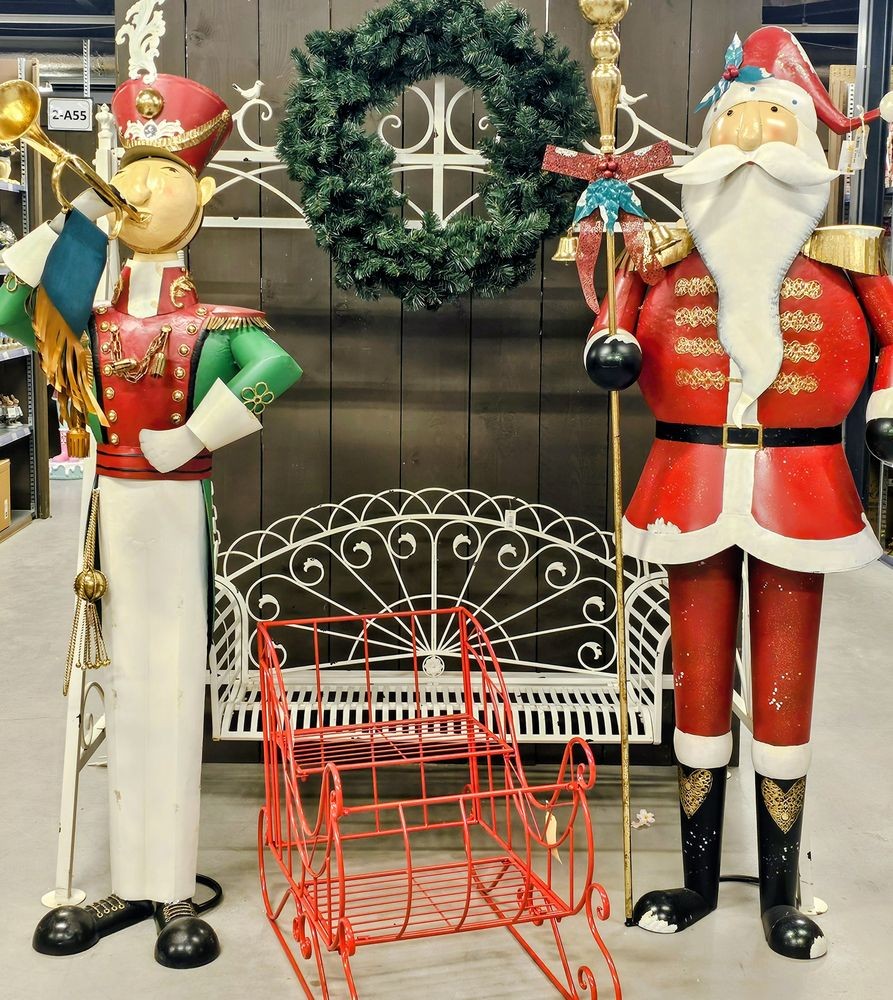 Veliká červená kovová socha Santa Claus s holí - 82*36*205 cm Clayre & Eef Veliká červená kovová socha Santa Claus s holí - 82*36*205 cm Clayre & Eef