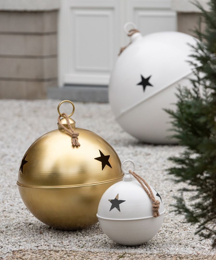 Bílá kovová ozdoba rolnička se šňůrkou Baub Xmas L - Ø 51*60 cm J-Line by Jolipa Bílá kovová ozdoba rolnička se šňůrkou Baub Xmas L - Ø 51*60 cm J-Line by Jolipa