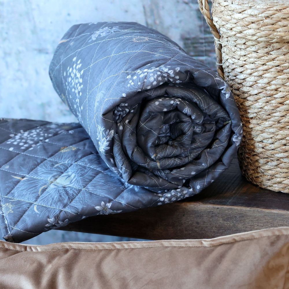 Tmavě šedý přehoz s květinami Aix Vintage Quilt - 130*180 cm Chic Antique Tmavě šedý přehoz s květinami Aix Vintage Quilt - 130*180 cm Chic Antique