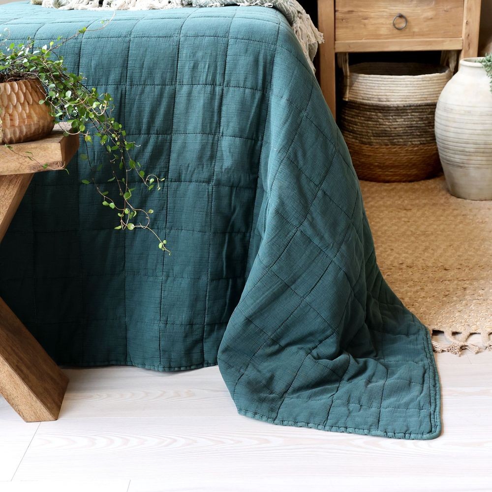 Tmavě zelený přehoz s opraným vzhledem Aix Vintage Quilt - 240*240 cm Chic Antique Tmavě zelený přehoz s opraným vzhledem Aix Vintage Quilt - 240*240 cm Chic Antique
