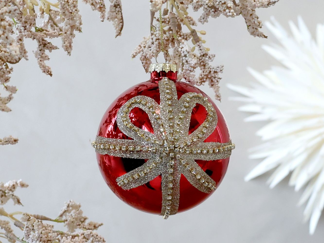 Červená skleněná vánoční ozdoba koule s mašlí Chic - Ø 10 cm Chic Antique Červená skleněná vánoční ozdoba koule s mašlí Chic - Ø 10 cm Chic Antique
