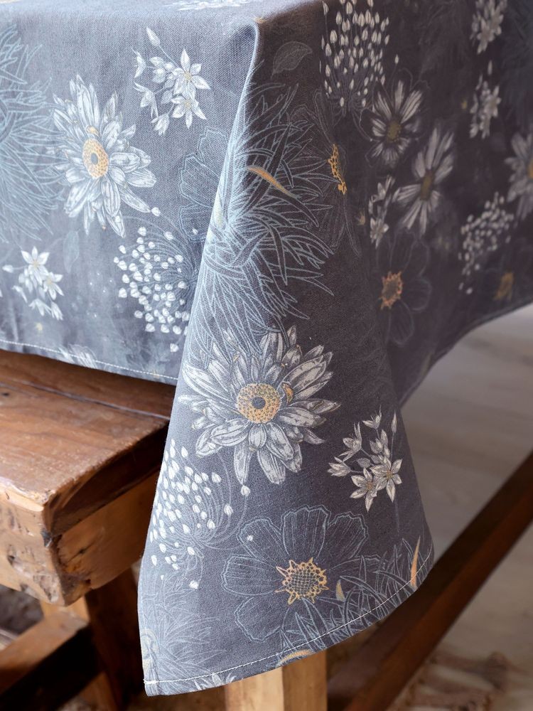 Tmavě šedý bavlněný ubrus s květy Aix Wild Flowers - 140*240 cm Chic Antique Tmavě šedý bavlněný ubrus s květy Aix Wild Flowers - 140*240 cm Chic Antique