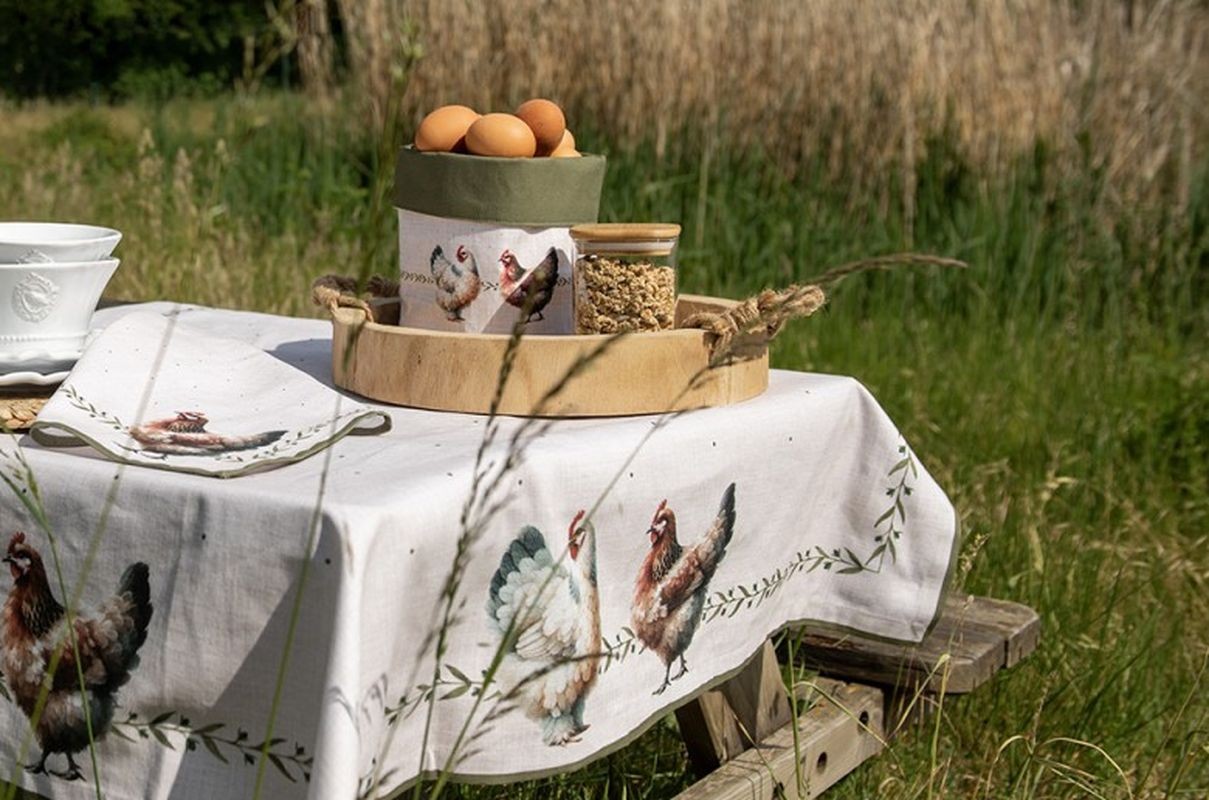 Béžový bavlněný ubrus se slepičkami Barnyard Chicken - 100*100 cm Clayre & Eef Béžový bavlněný ubrus se slepičkami Barnyard Chicken - 100*100 cm Clayre & Eef