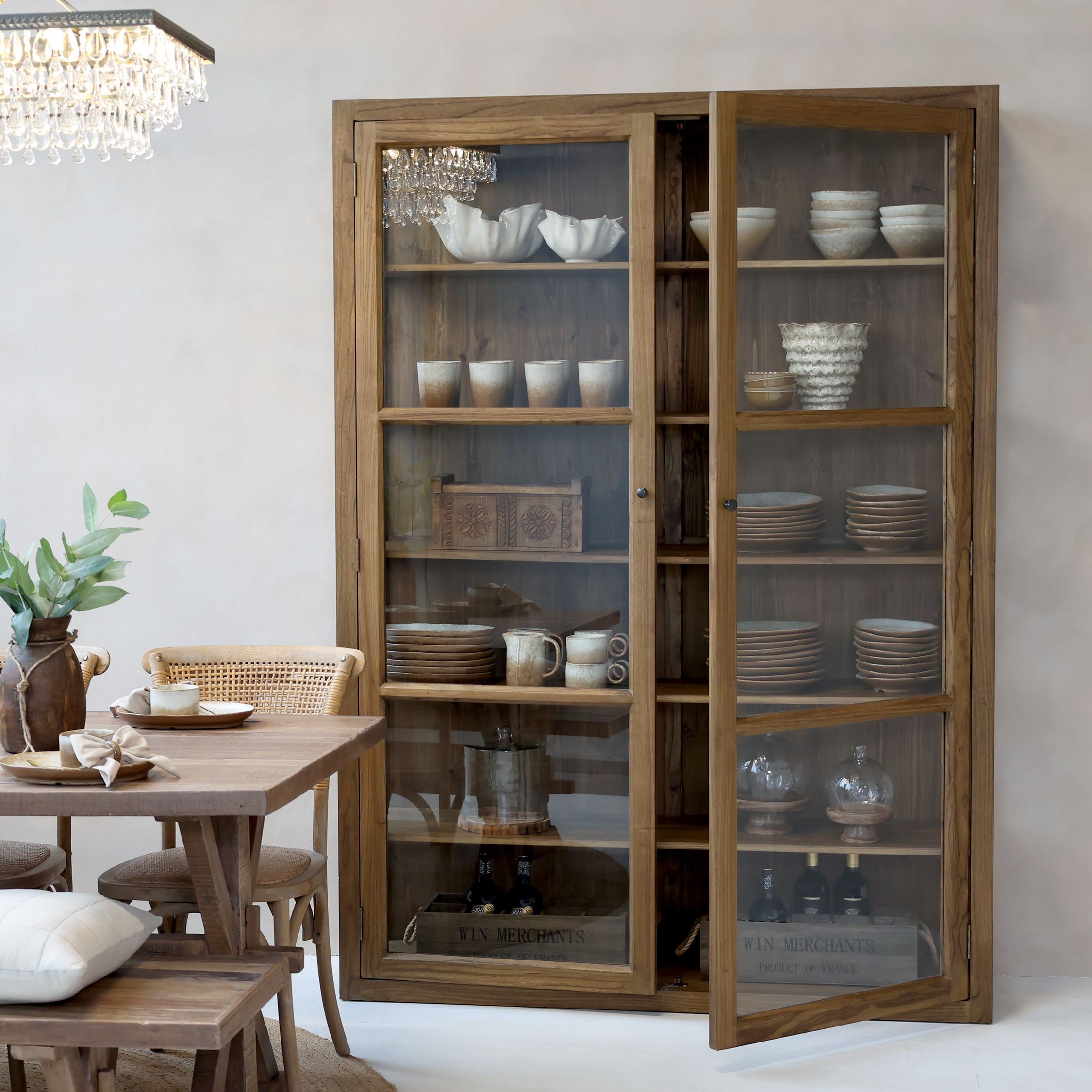 Přírodní prosklená dřevěná vitrína Marseille - 150*40*196 cm Chic Antique Přírodní prosklená dřevěná vitrína Marseille - 150*40*196 cm Chic Antique