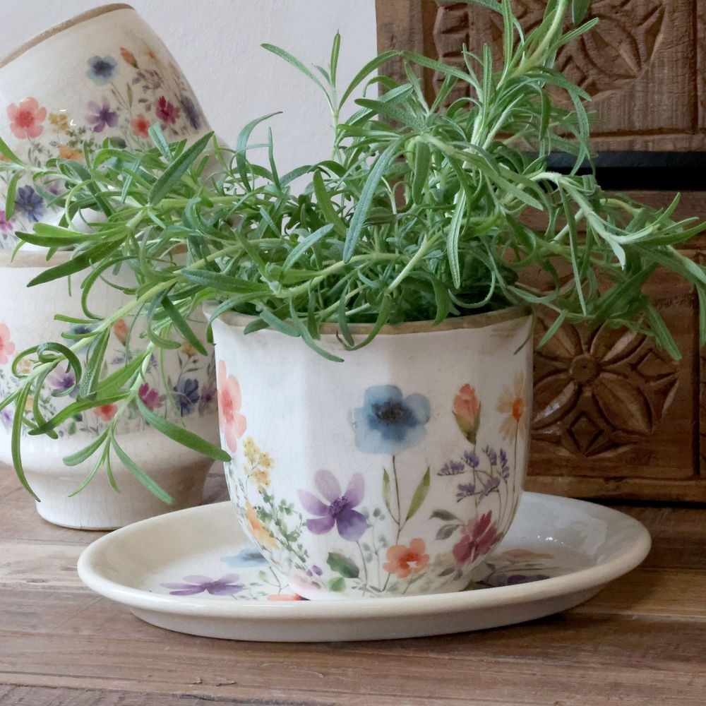 Béžový antik keramický obal květináč s květy Fleurville - Ø 14*12 cm Chic Antique Béžový antik keramický obal květináč s květy Fleurville - Ø 14*12 cm Chic Antique