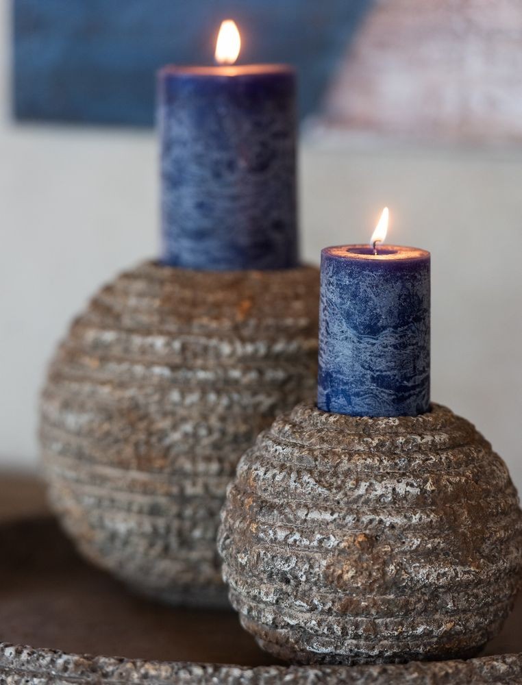 Hnědý antik rustikální cementový kulatý svícen Dibbo - Ø 13*11 cm J-Line by Jolipa Hnědý antik rustikální cementový kulatý svícen Dibbo - Ø 13*11 cm J-Line by Jolipa