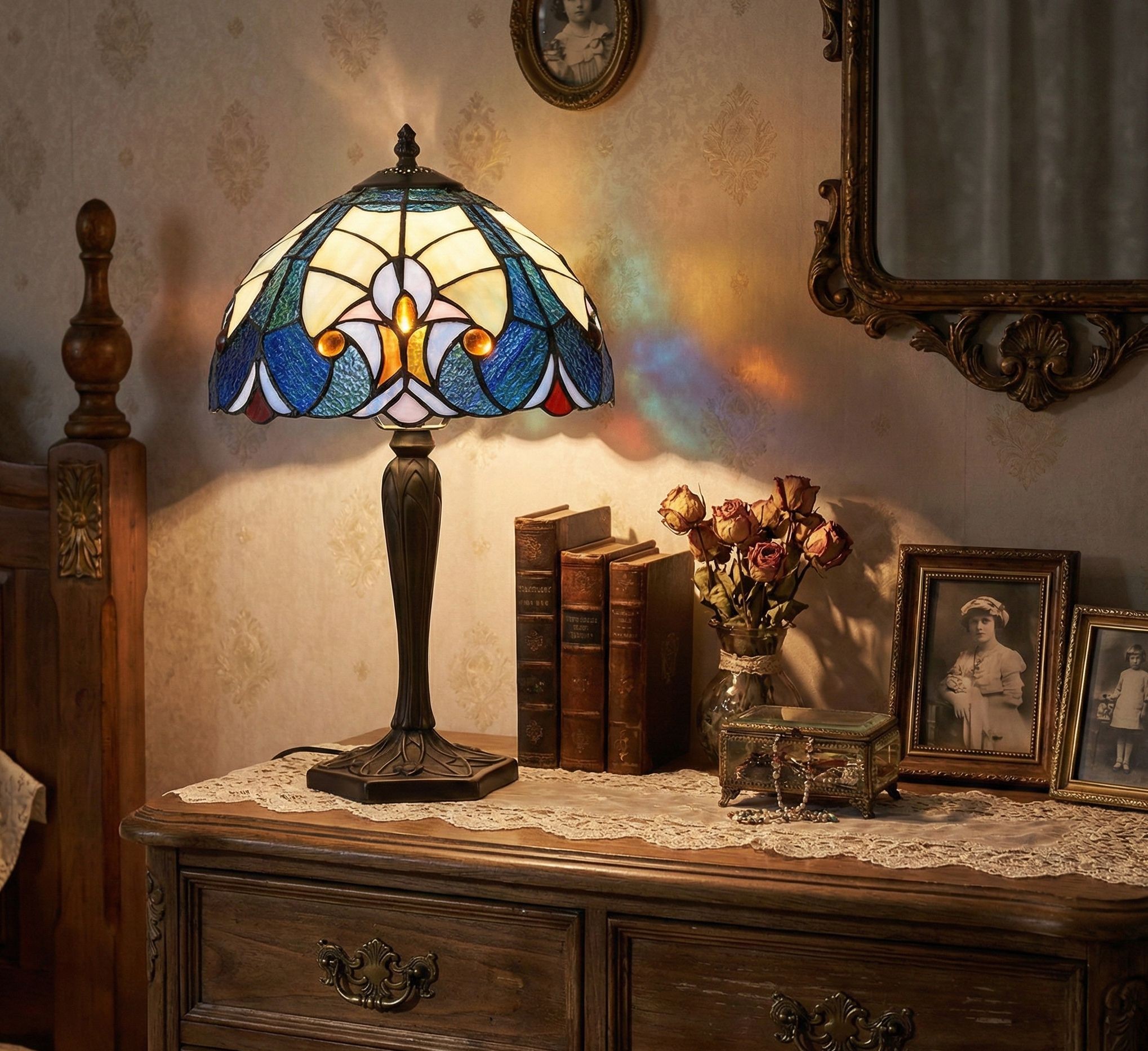 Modrá stolní Tiffany lampa Hilla - Ø 25*40 cm E14/max 1*40W Clayre & Eef Modrá stolní Tiffany lampa Hilla - Ø 25*40 cm E14/max 1*40W Clayre & Eef