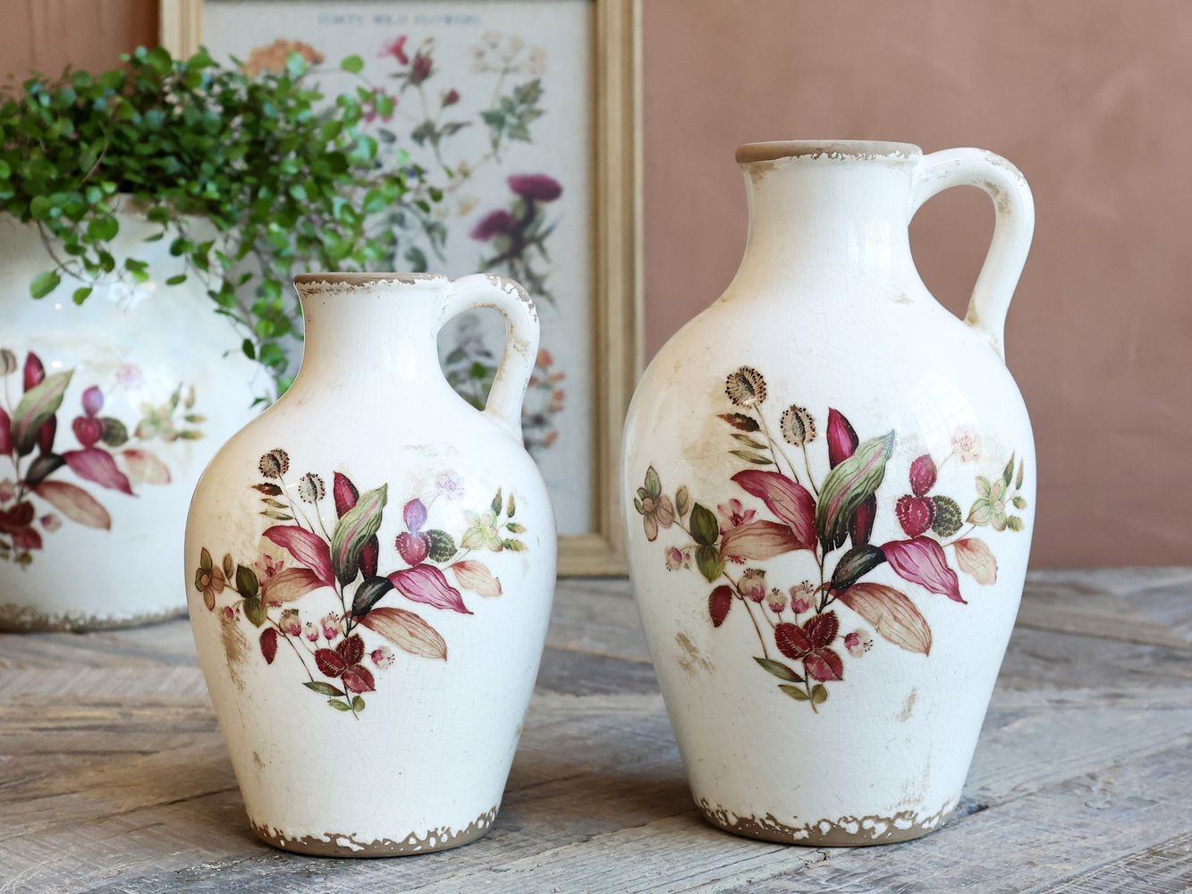 Béžová antik keramická váza s květy a ouškem Florac - Ø 16*26 cm Chic Antique Béžová antik keramická váza s květy a ouškem Florac - Ø 16*26 cm Chic Antique