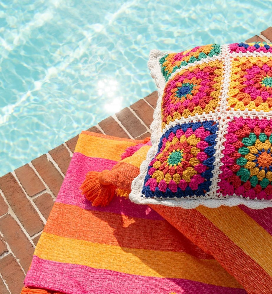 Pestrobarevný háčkovaný polštář v Boho stylu Croche - 45*15*45 cm J-Line by Jolipa Pestrobarevný háčkovaný polštář v Boho stylu Croche - 45*15*45 cm J-Line by Jolipa