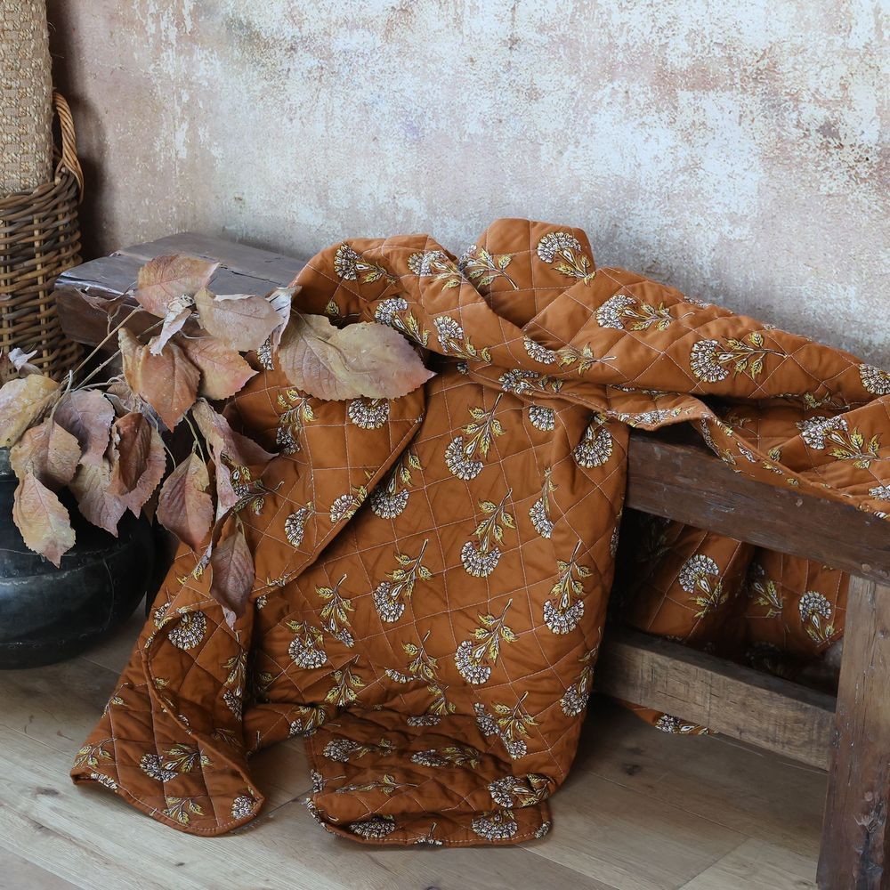Hnědý prošívaný bavlněný přehoz s květinovým vzorem Aix Quilt - 130*180 cm Chic Antique Hnědý prošívaný bavlněný přehoz s květinovým vzorem Aix Quilt - 130*180 cm Chic Antique