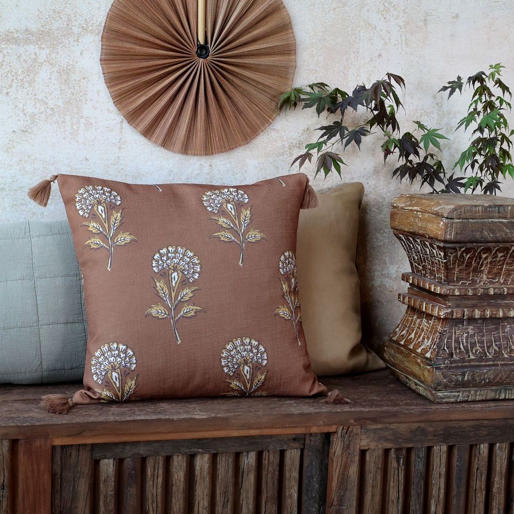Hnědý povlak na polštář s květinovým vzorem a střapci Aix Quilt - 50*50 cm Chic Antique Hnědý povlak na polštář s květinovým vzorem a střapci Aix Quilt - 50*50 cm Chic Antique