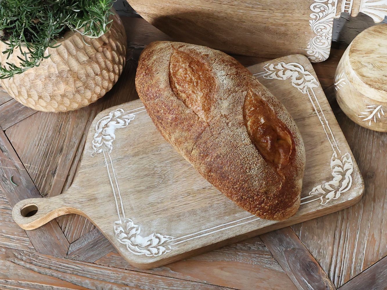 Dřevěné prkénko z mangového dřeva s řezbami Tapas Tours - 46*25*2 cm Chic Antique Dřevěné prkénko z mangového dřeva s řezbami Tapas Tours - 46*25*2 cm Chic Antique