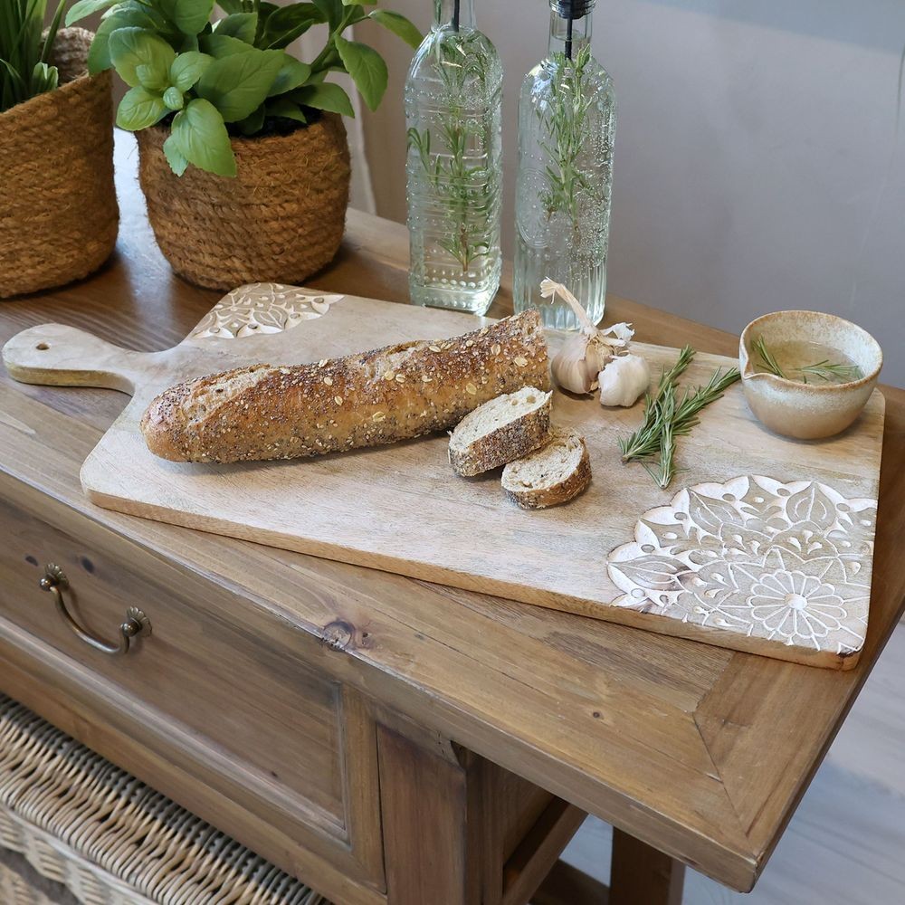 Dřevěné prkénko z mangového dřeva s řezbami Tapas Tours - 58*25*2 cm Chic Antique Dřevěné prkénko z mangového dřeva s řezbami Tapas Tours - 58*25*2 cm Chic Antique
