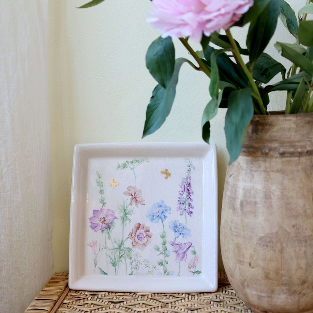 Krémový antik keramický podnos s květy Papillon Blossom - 21*21*2 cm Chic Antique Krémový antik keramický podnos s květy Papillon Blossom - 21*21*2 cm Chic Antique