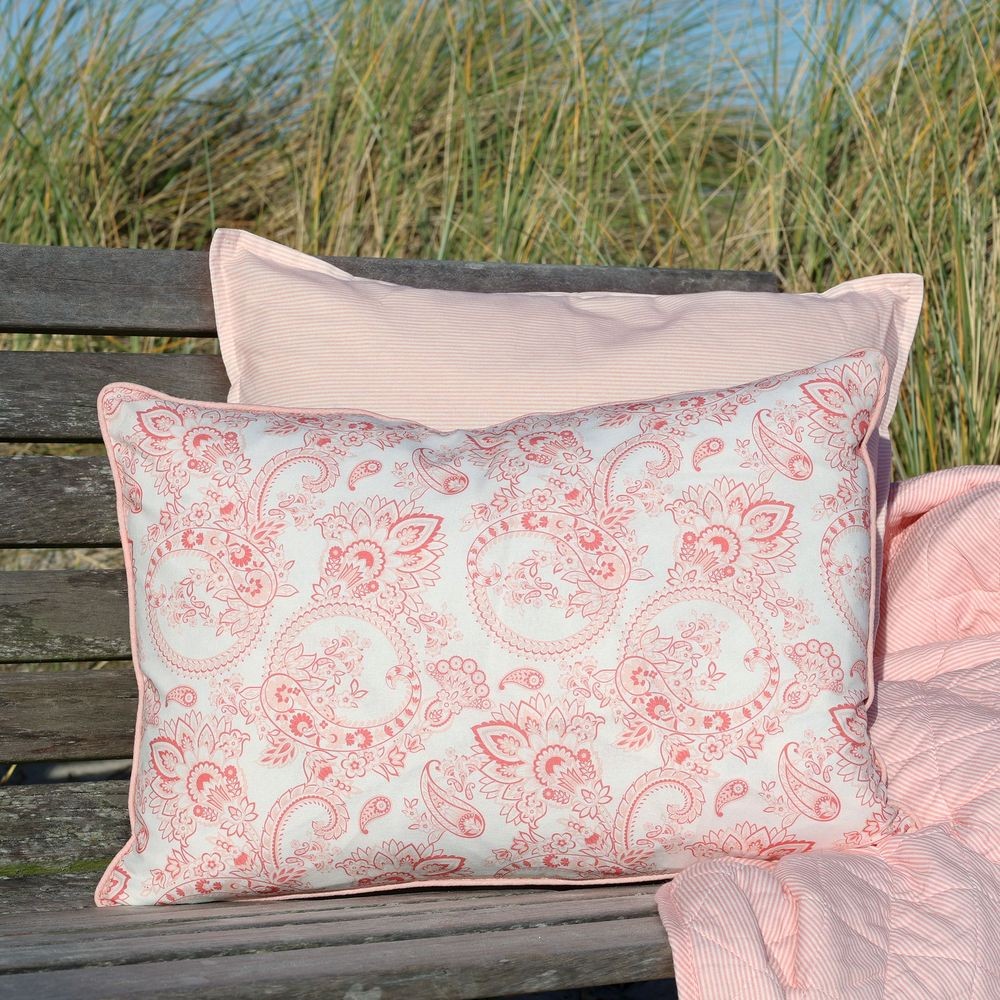 Bílo-růžový povlak na polštář s květy Aix Paisley Flowers - 35*50 cm Chic Antique Bílo-růžový povlak na polštář s květy Aix Paisley Flowers - 35*50 cm Chic Antique