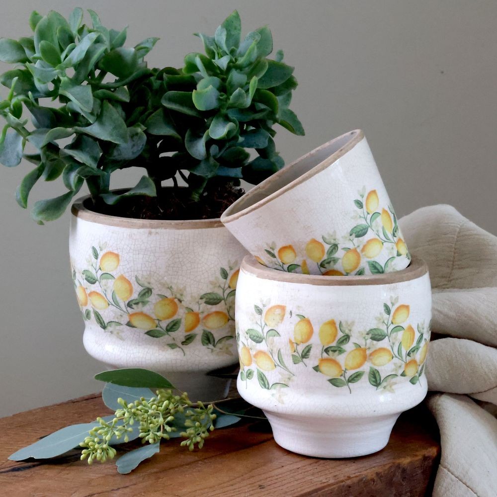 Béžový antik keramický květináč s citróny Limone Blossom - Ø 13*12 cm Chic Antique Béžový antik keramický květináč s citróny Limone Blossom - Ø 13*12 cm Chic Antique