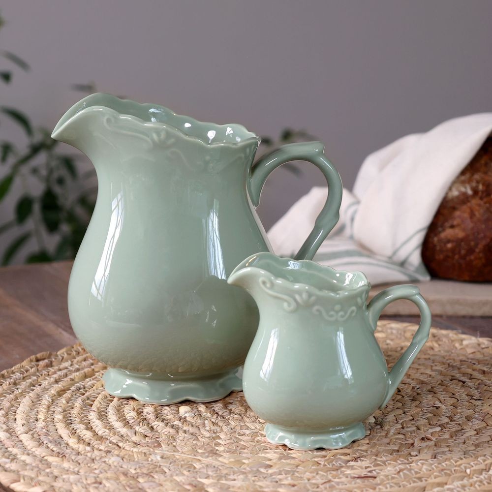 Zelený porcelánový džbán s krajkou Provence lace verte - 18cm / 1100 ml Chic Antique Zelený porcelánový džbán s krajkou Provence lace verte - 18cm / 1100 ml Chic Antique