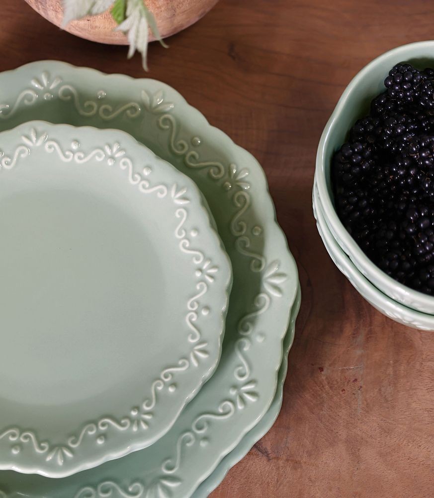 Zelený porcelánový jídelní talíř s krajkou Provence lace verte - Ø 27 cm Chic Antique Zelený porcelánový jídelní talíř s krajkou Provence lace verte - Ø 27 cm Chic Antique