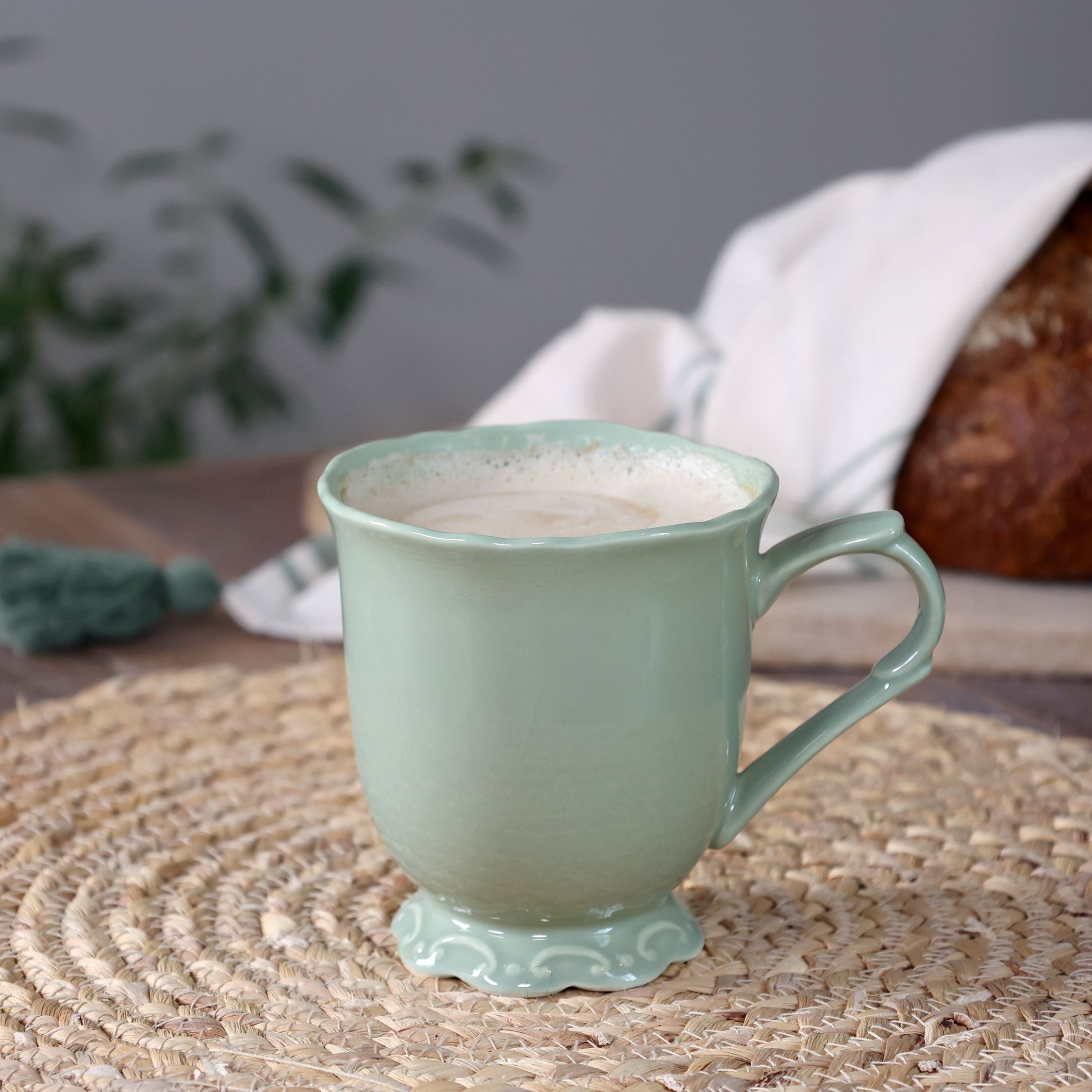 Zelený porcelánový hrnek s krajkou Provence lace verte - 10 cm / 300 ml Chic Antique Zelený porcelánový hrnek s krajkou Provence lace verte - 10 cm / 300 ml Chic Antique