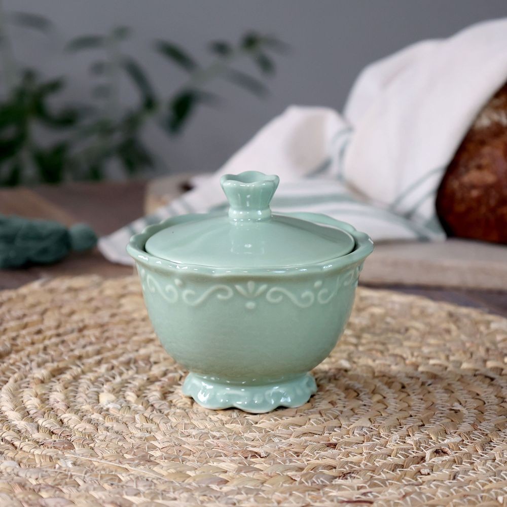Zelená porcelánová cukřenka s krajkou Provence lace verte - Ø 10*9 cm / 190 ml Chic Antique Zelená porcelánová cukřenka s krajkou Provence lace verte - Ø 10*9 cm / 190 ml Chic Antique