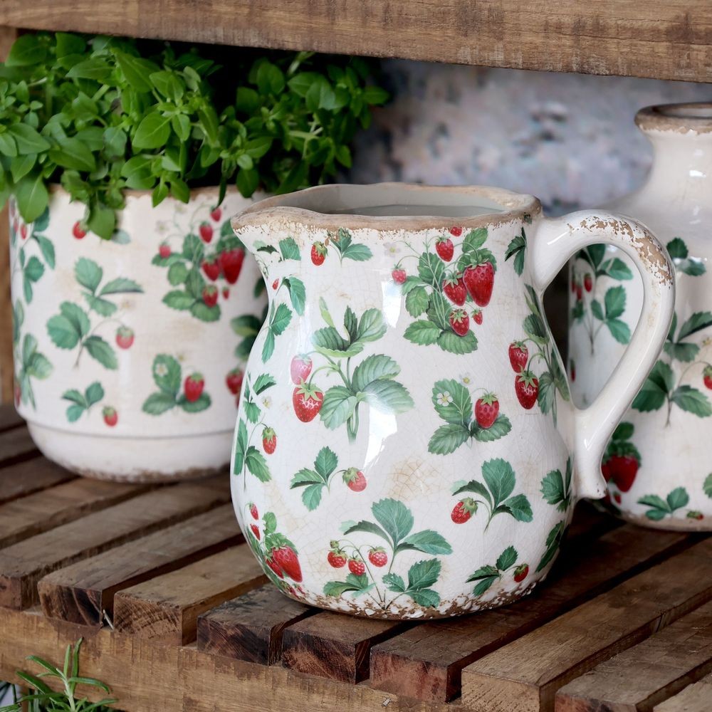 Krémový antik keramický džbán s jahůdkami Fraises - 16*15 cm Chic Antique Krémový antik keramický džbán s jahůdkami Fraises - 16*15 cm Chic Antique