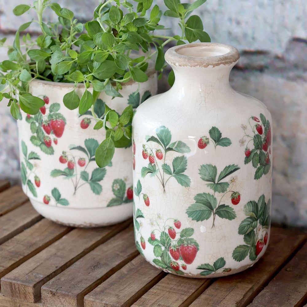 Krémová antik keramická váza s jahůdkami Fraises - Ø 11*17 cm Chic Antique Krémová antik keramická váza s jahůdkami Fraises - Ø 11*17 cm Chic Antique
