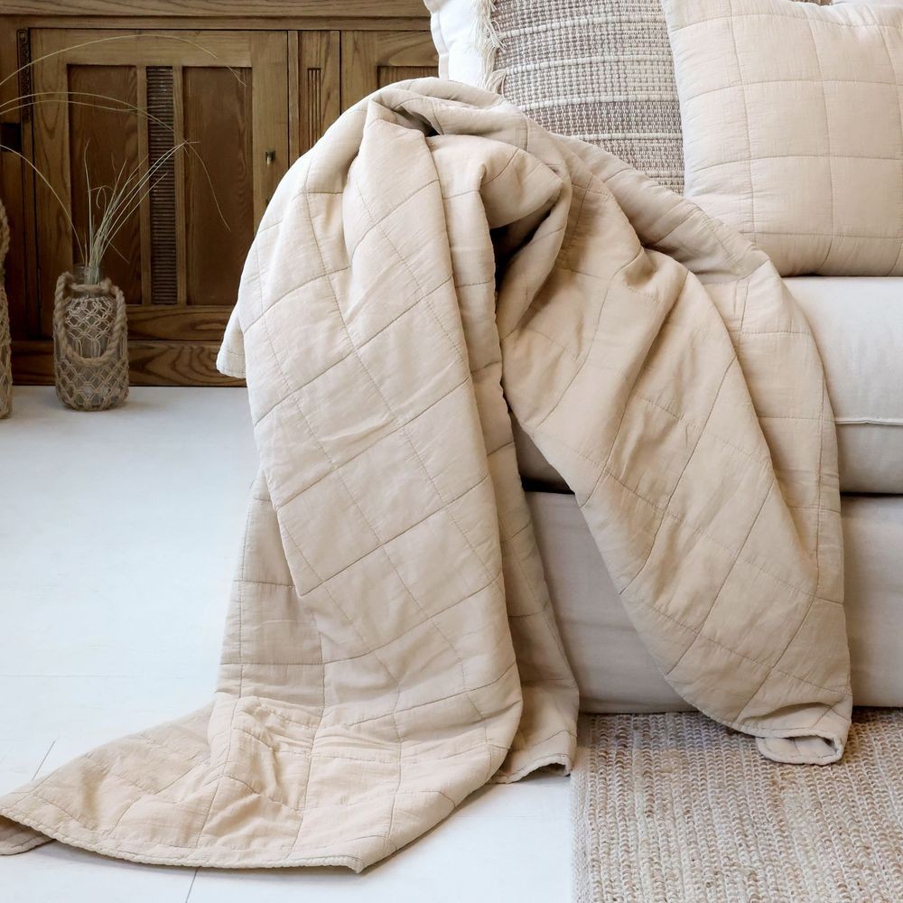 Béžový přehoz s opraným vzhledem Aix Vintage Quilt - 130*180 cm Chic Antique Béžový přehoz s opraným vzhledem Aix Vintage Quilt - 130*180 cm Chic Antique