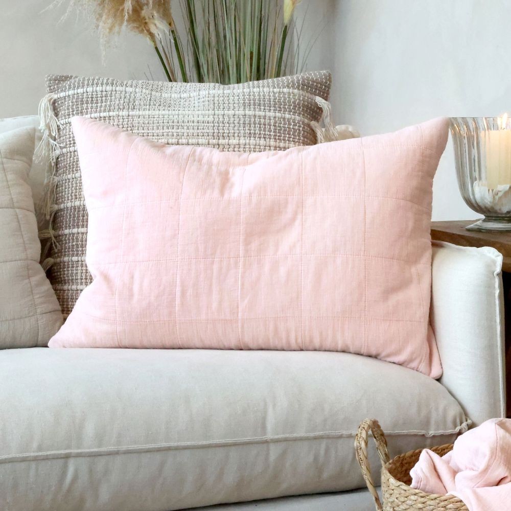 Růžový povlak na polštář s opraným vzhledem Aix Vintage Quilt - 60*40 cm Chic Antique Růžový povlak na polštář s opraným vzhledem Aix Vintage Quilt - 60*40 cm Chic Antique