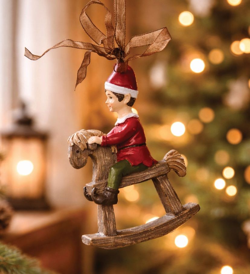 Závěsná dekorace Elf na houpacím koníkovi - 7*3*9 cm Clayre & Eef Závěsná dekorace Elf na houpacím koníkovi - 7*3*9 cm Clayre & Eef