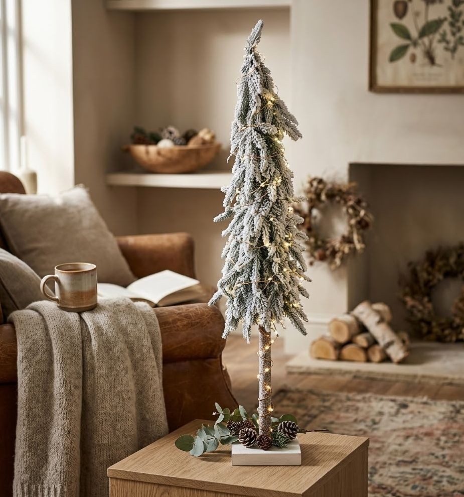 Elegantní zasněžený jehličnan na podstavci – Dotek zimní magie - Ø 15*80 cm Clayre & Eef Elegantní zasněžený jehličnan na podstavci – Dotek zimní magie - Ø 15*80 cm Clayre & Eef
