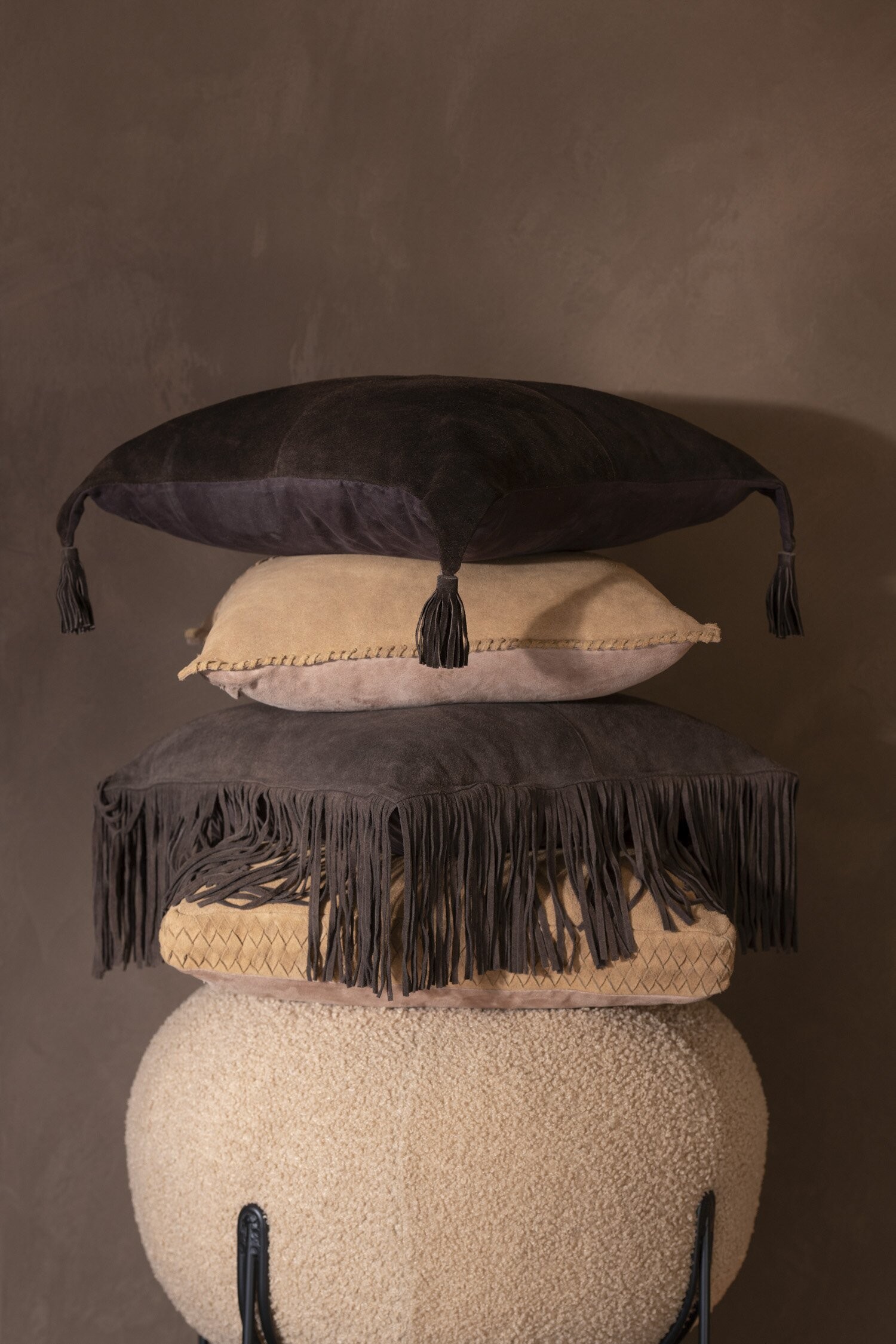 Stylový hnědý kožený polštář - 45*7*45cm J-Line by Jolipa Stylový hnědý kožený polštář - 45*7*45cm J-Line by Jolipa