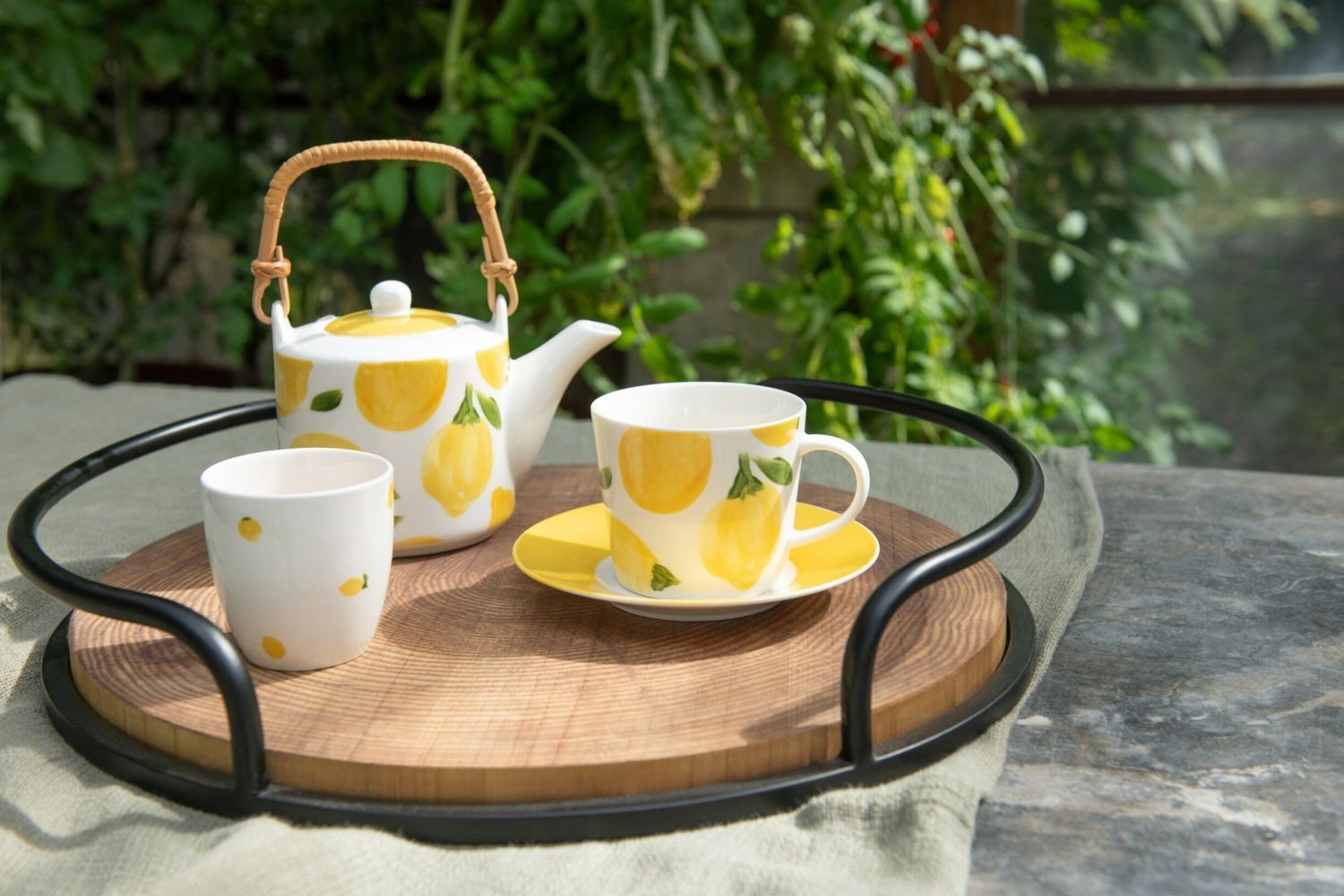 Čajová sada s konvičkou a 2 hrnky Casa Limone - 16*11*12 cm / 600 ml J-Line by Jolipa Čajová sada s konvičkou a 2 hrnky Casa Limone - 16*11*12 cm / 600 ml J-Line by Jolipa