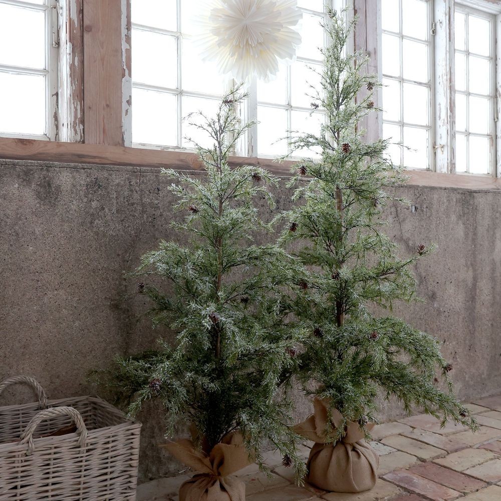 Zasněžený vánoční borovicový stromek v jutě a se šiškami Pine Tree - 70*150 cm Chic Antique Zasněžený vánoční borovicový stromek v jutě a se šiškami Pine Tree - 70*150 cm Chic Antique