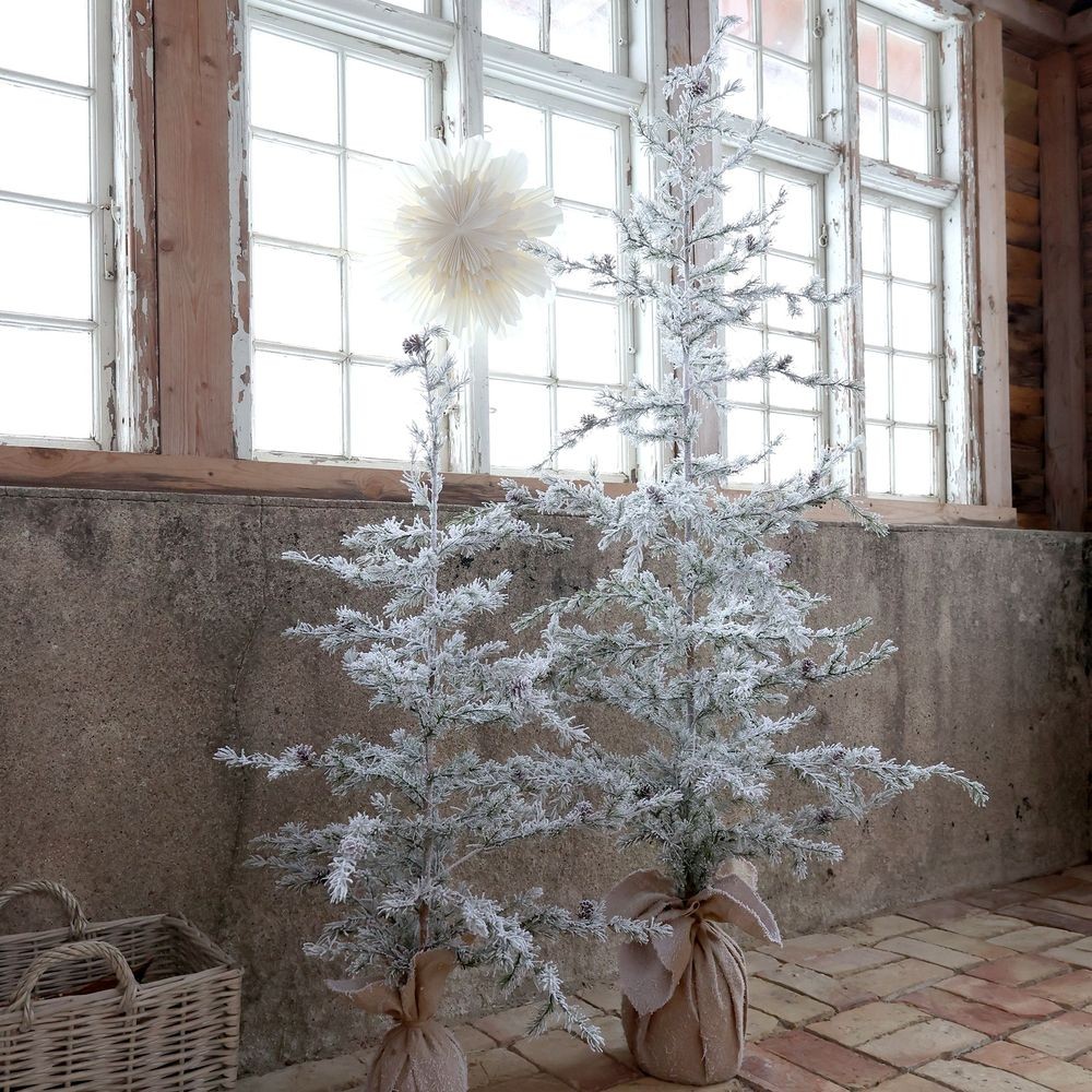 Zasněžený vánoční borovicový stromek v jutě a se šiškami Pine Tree - 65*180 cm Chic Antique Zasněžený vánoční borovicový stromek v jutě a se šiškami Pine Tree - 65*180 cm Chic Antique