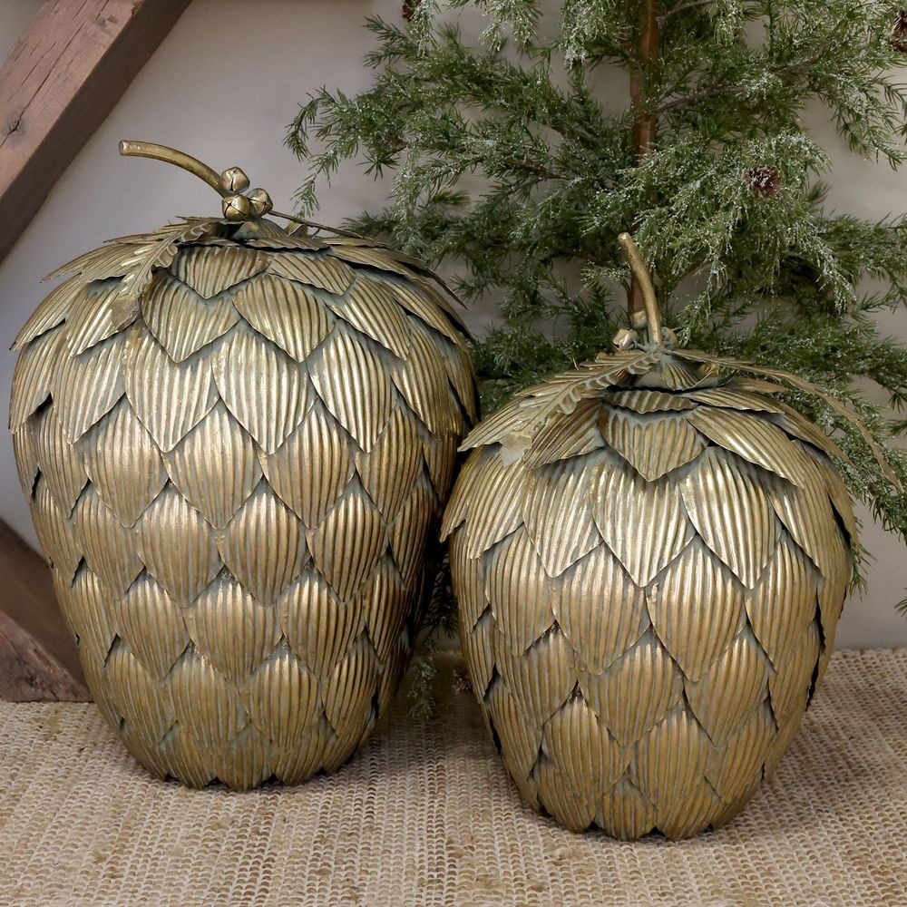 Elegantní kovová dekorace šiška v antik mosazi Vire Cone L - 31*47 cm Chic Antique Elegantní kovová dekorace šiška v antik mosazi Vire Cone L - 31*47 cm Chic Antique