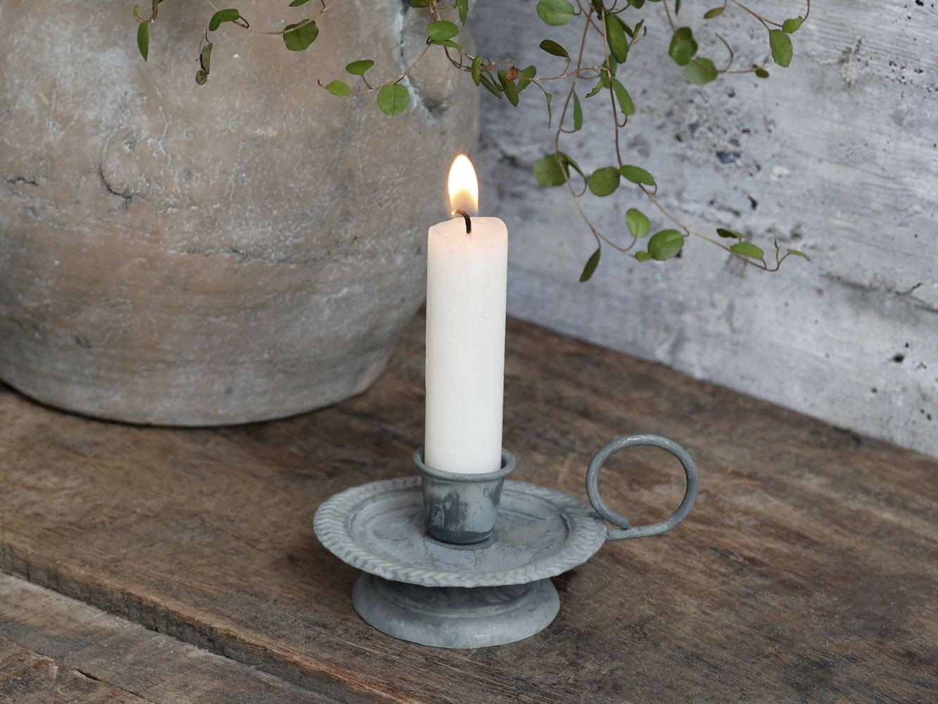 Zinkový antik kovový svícen na úzkou svíčku s očkem - 10*Ø 8*5 cm Chic Antique Zinkový antik kovový svícen na úzkou svíčku s očkem - 10*Ø 8*5 cm Chic Antique