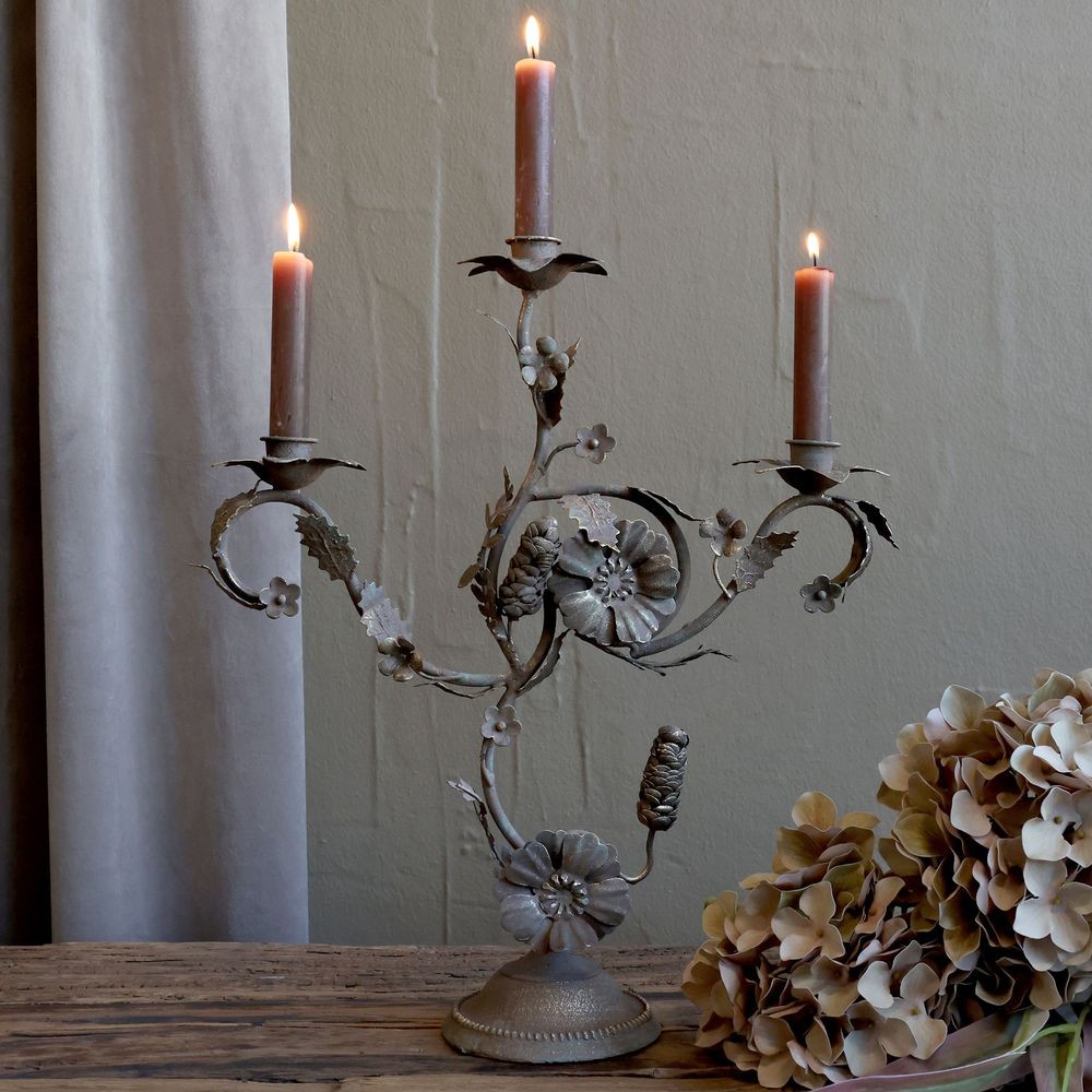 Mocca starý francouzský svícen s květy Charm Antique - 35*11*41 cm Chic Antique Mocca starý francouzský svícen s květy Charm Antique - 35*11*41 cm Chic Antique