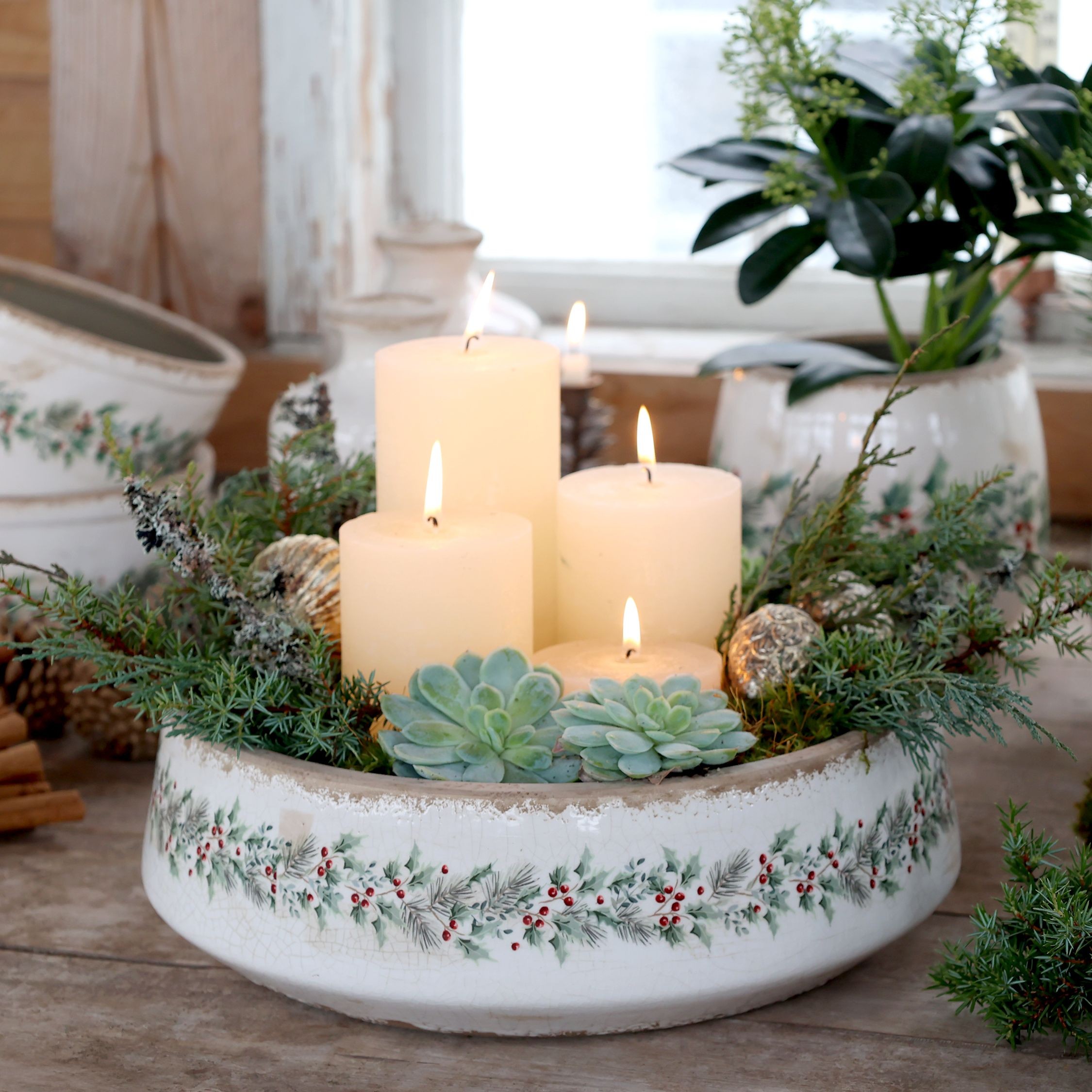 Béžová keramická mísa s cesmínou Holly Christmas Antique – Ø 30*10 cm Chic Antique Béžová keramická mísa s cesmínou Holly Christmas Antique – Ø 30*10 cm Chic Antique