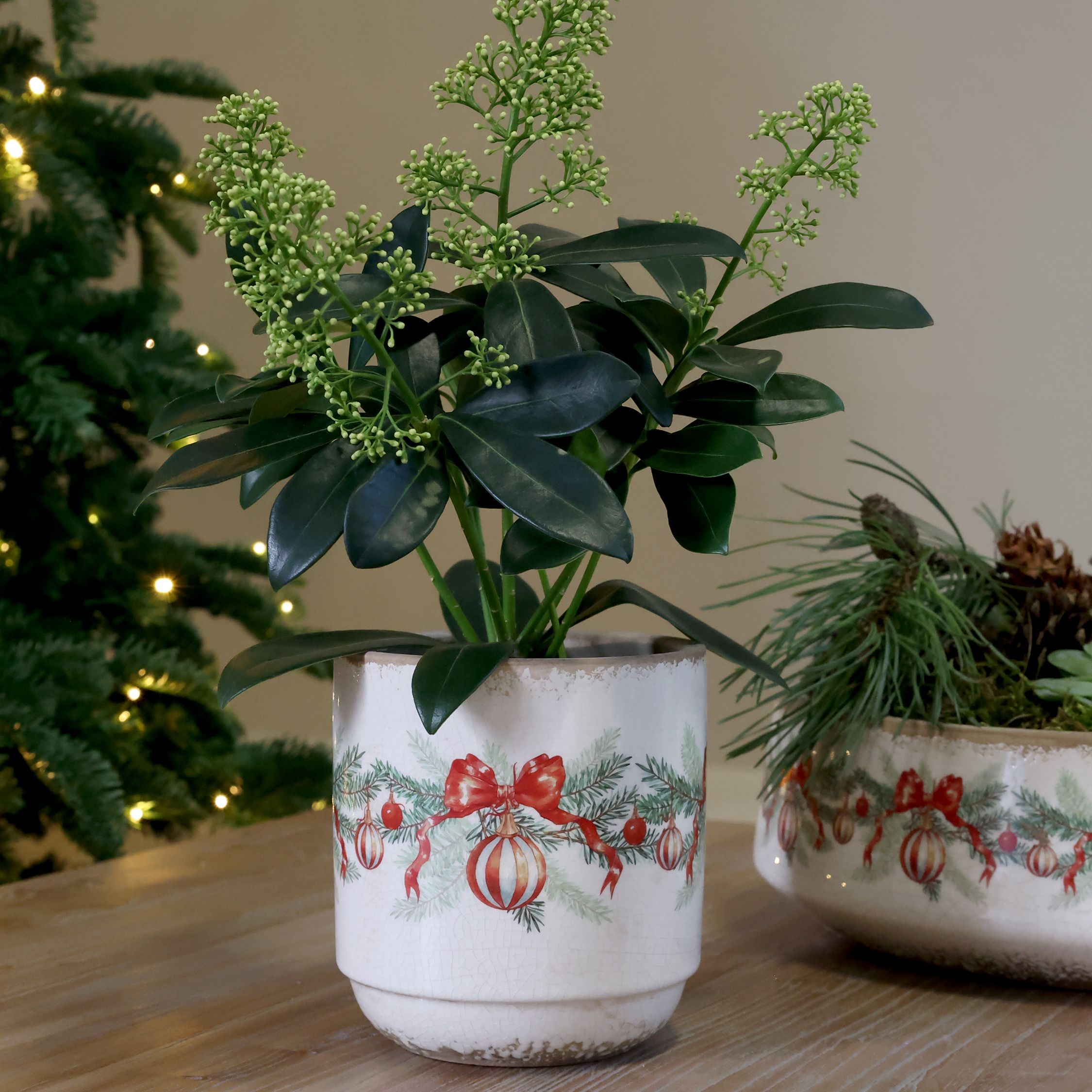 Béžový keramický květináč s vánočními ozdobami Christmas Bow & Bauble – Ø 13*13,5 cm Chic Antique Béžový keramický květináč s vánočními ozdobami Christmas Bow & Bauble – Ø 13*13,5 cm Chic Antique