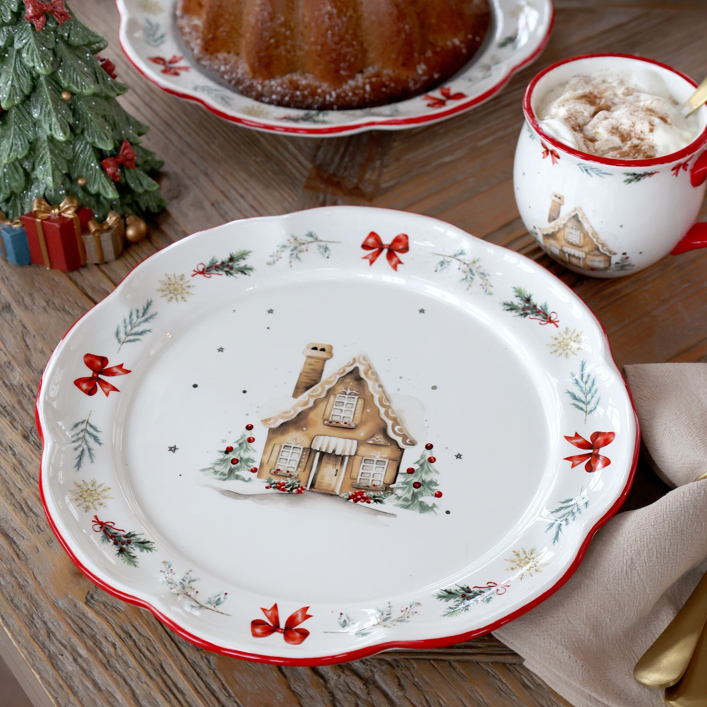 Vánoční keramický jídelní talíř Chalet de Noël – Ø 28*3 cm Chic Antique Vánoční keramický jídelní talíř Chalet de Noël – Ø 28*3 cm Chic Antique