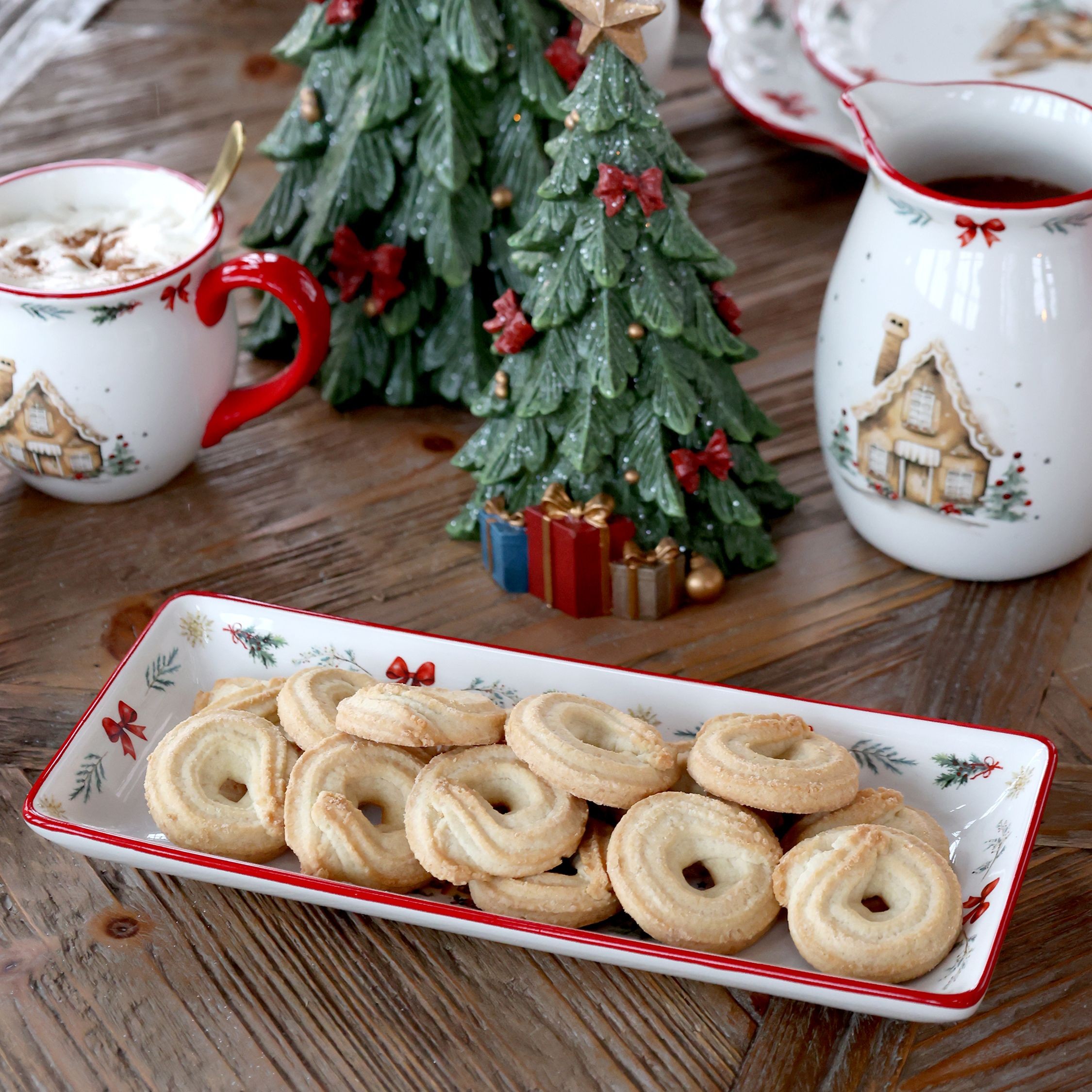 Vánoční keramický podnos Chalet de Noël – 28*12*3,5 cm Chic Antique Vánoční keramický podnos Chalet de Noël – 28*12*3,5 cm Chic Antique