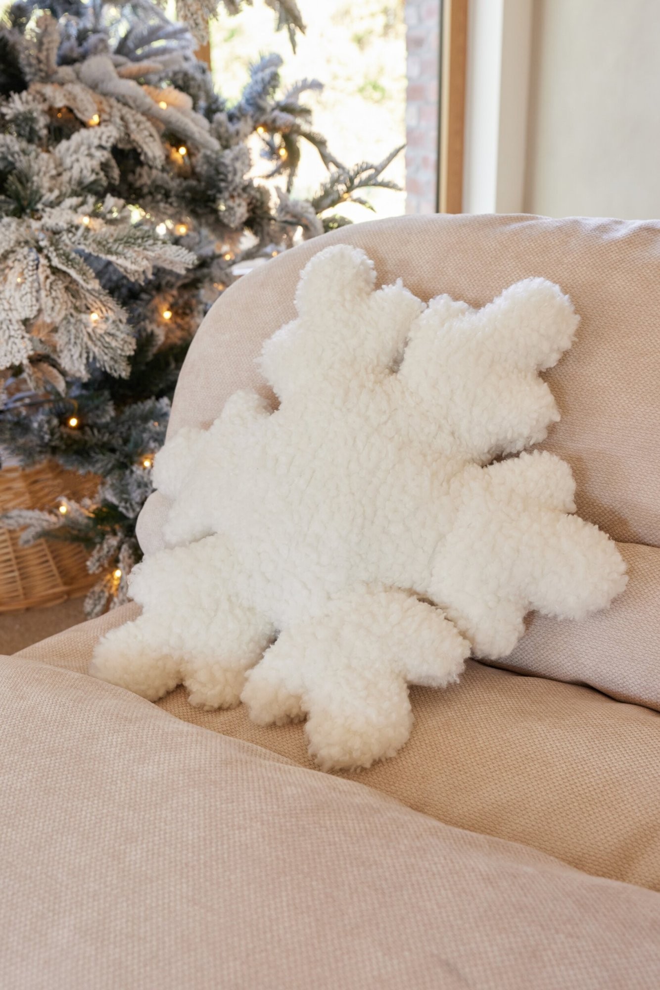 Plyšový dekorační polštář Sněhová vločka Snowflake – 49*11*54 cm J-Line by Jolipa Plyšový dekorační polštář Sněhová vločka Snowflake – 49*11*54 cm J-Line by Jolipa