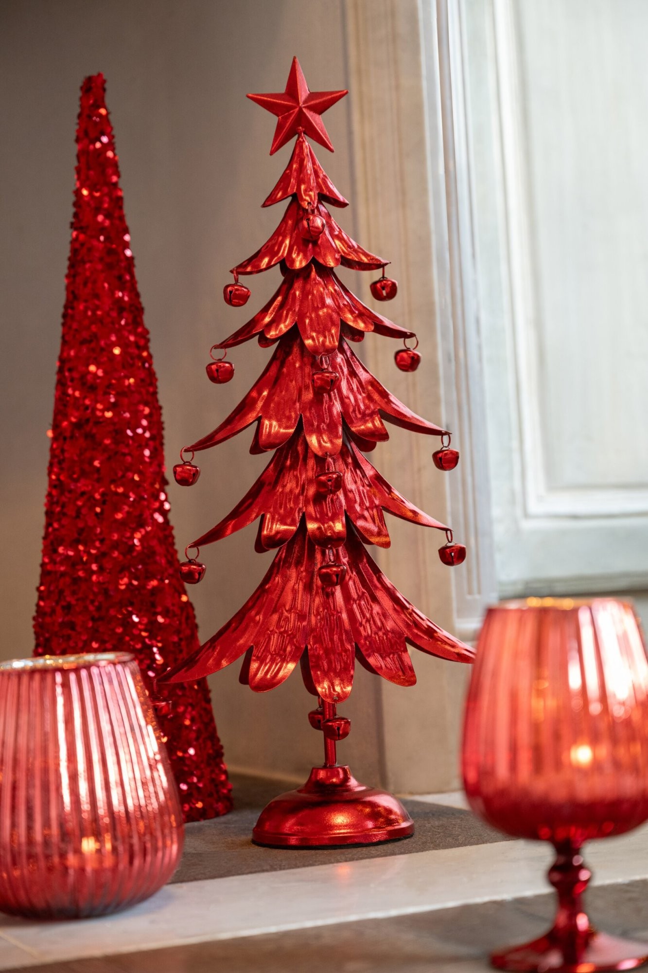 Červený kovový stromek s rolničkami Christmas Tree L – 25,5*11,5*56 cm J-Line by Jolipa Červený kovový stromek s rolničkami Christmas Tree L – 25,5*11,5*56 cm J-Line by Jolipa