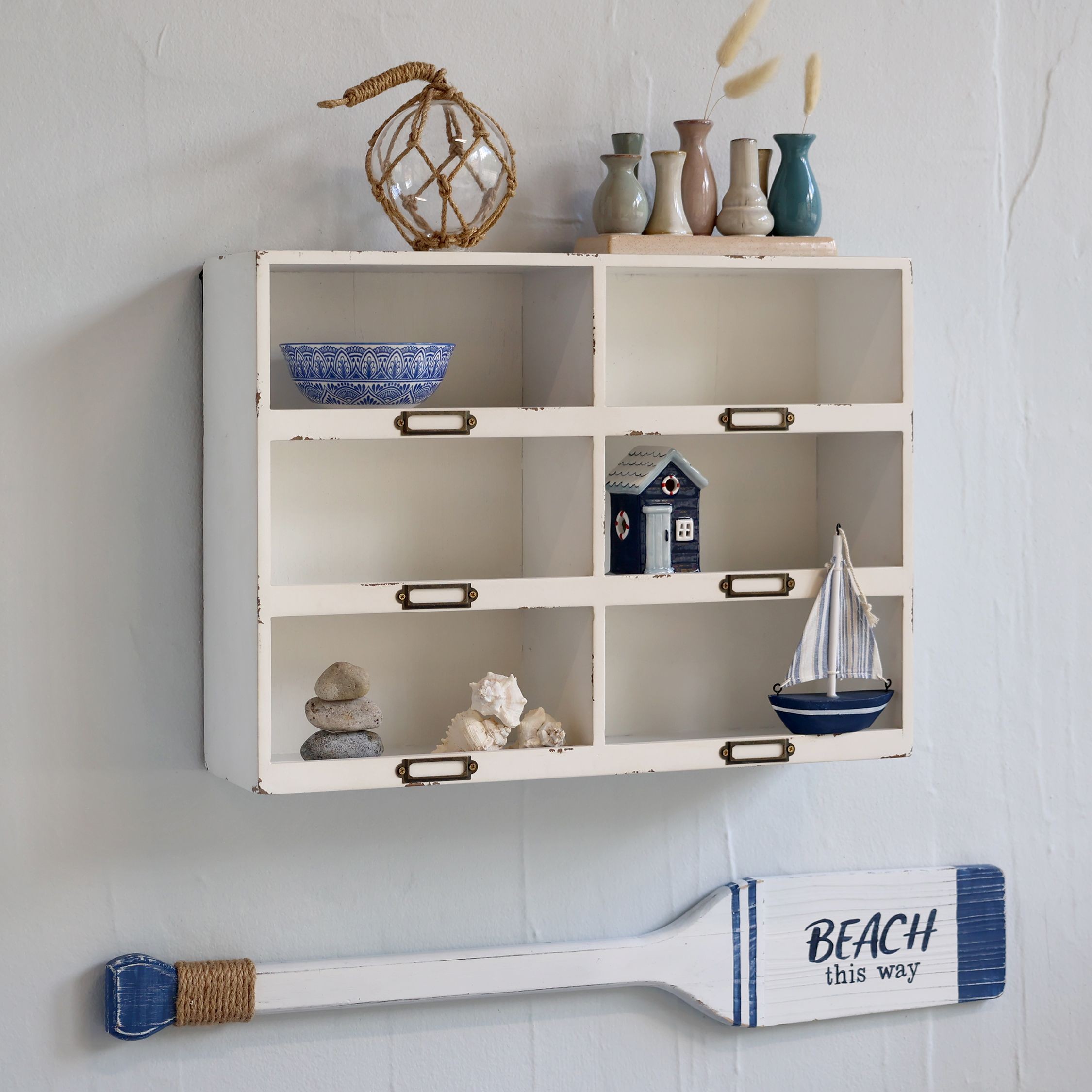 Bílá antik nástěnná polička Chic Antique s 6 přihrádkami – 50*14,5*37 cm Chic Antique Bílá antik nástěnná polička Chic Antique s 6 přihrádkami – 50*14,5*37 cm Chic Antique