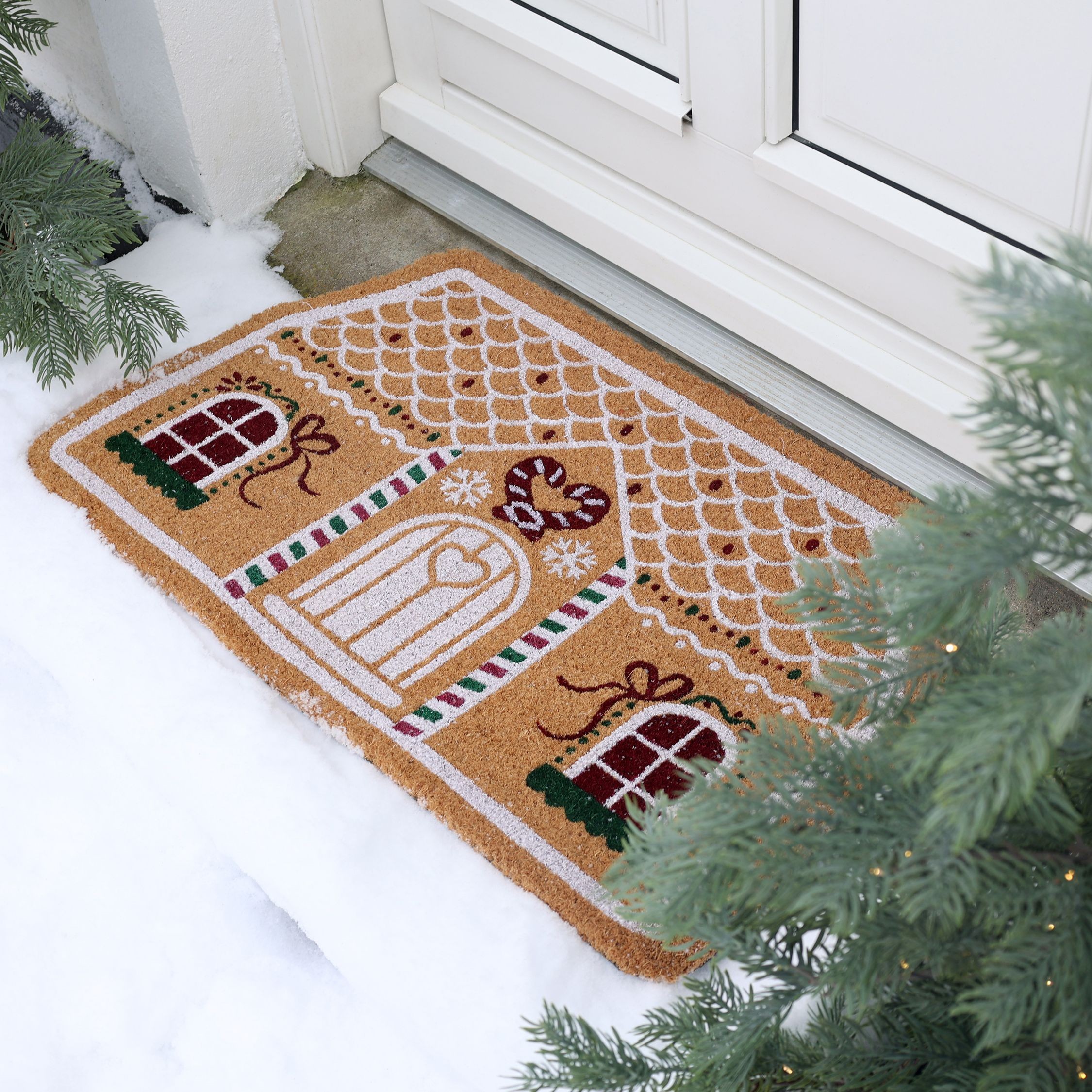Hnědá kokosová rohožka perníková chaloupka Gingerbread – 75*45*1,5 cm Chic Antique Hnědá kokosová rohožka perníková chaloupka Gingerbread – 75*45*1,5 cm Chic Antique
