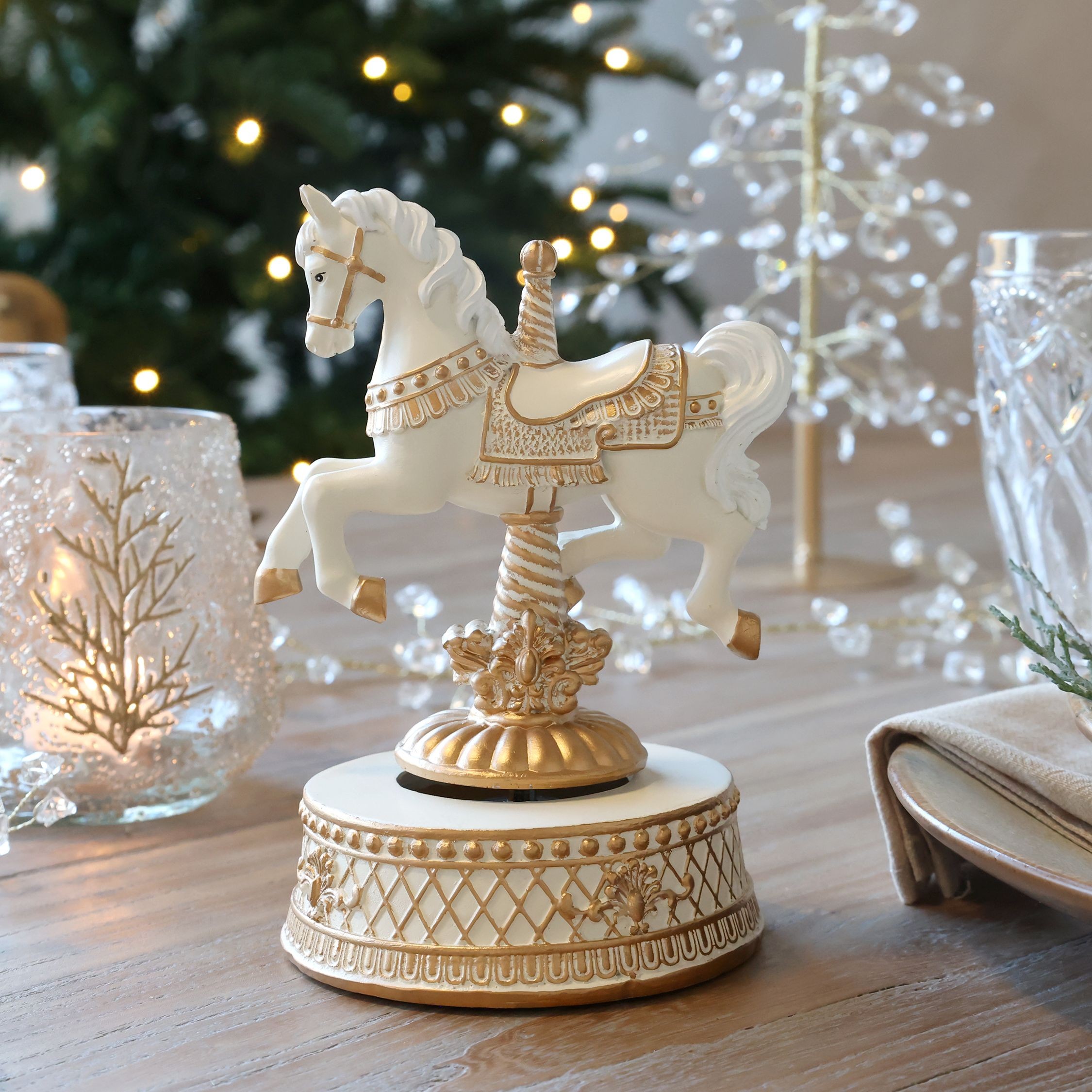 Krémová sntik hudební skříňka Noël s koníkem – 12*11*17,5 cm Chic Antique Krémová sntik hudební skříňka Noël s koníkem – 12*11*17,5 cm Chic Antique