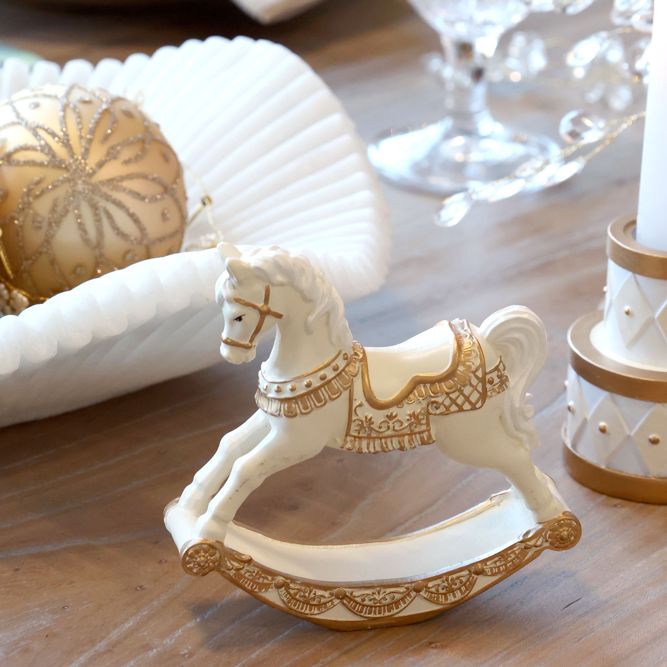 Houpací koník Noël z polyresinu v odstínu antique krémová – 12*3*11,5 cm Chic Antique Houpací koník Noël z polyresinu v odstínu antique krémová – 12*3*11,5 cm Chic Antique