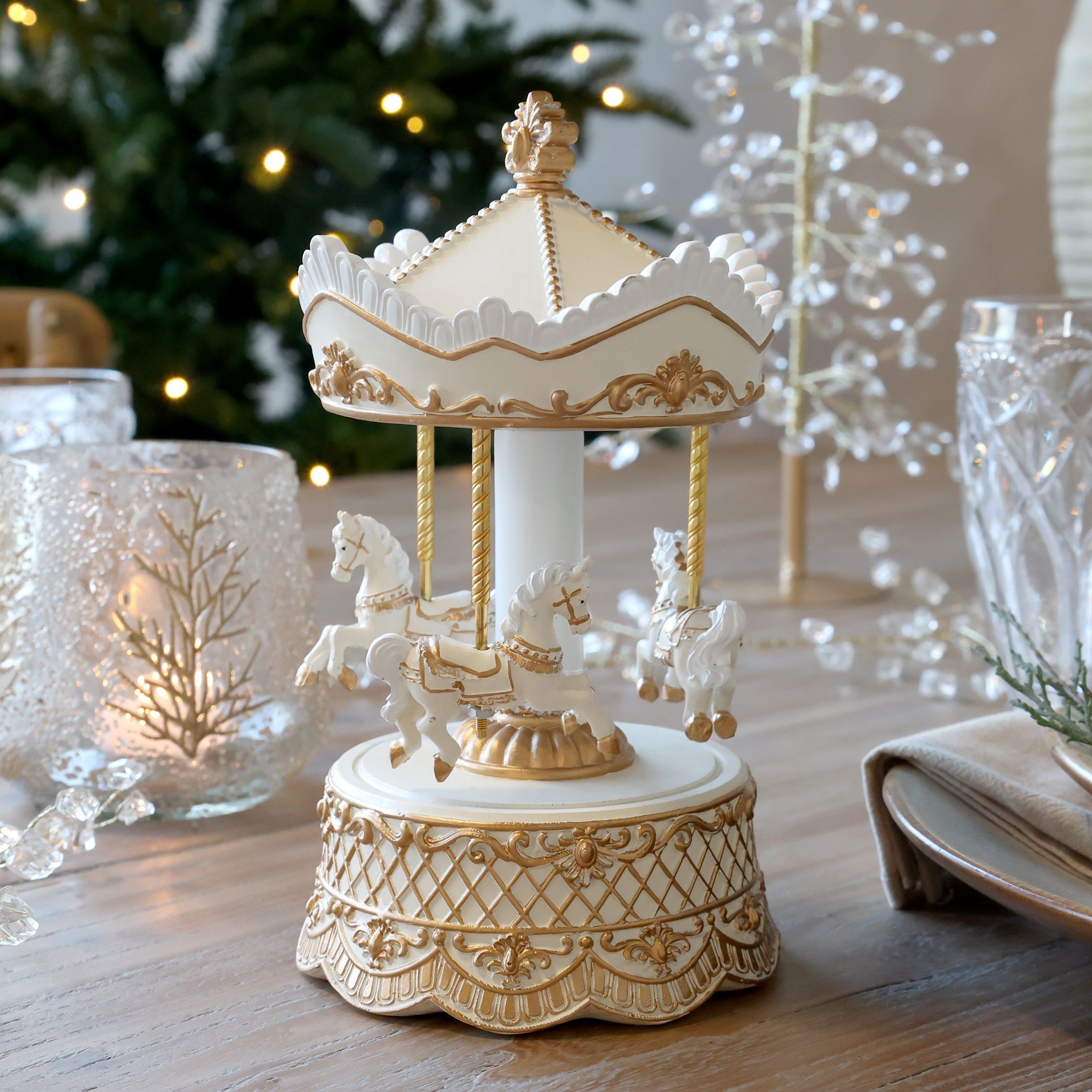 Krémová antik hudební skříňka Noël kolotoč s koníky – Ø 13*23 cm Chic Antique Krémová antik hudební skříňka Noël kolotoč s koníky – Ø 13*23 cm Chic Antique