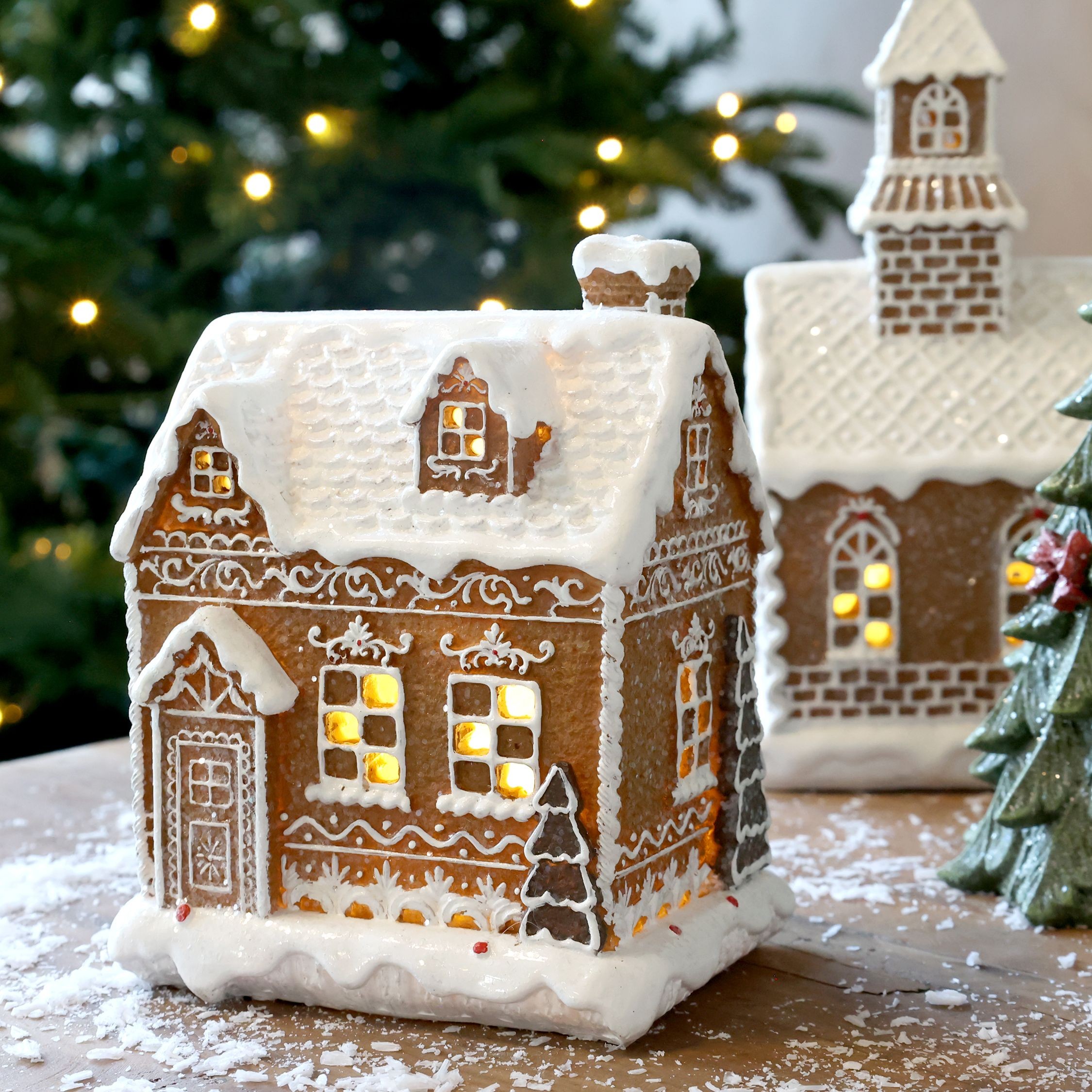 Perníková chaloupka Gingerbread Noël LED – 13*11*17 cm / 3xAA Chic Antique Perníková chaloupka Gingerbread Noël LED – 13*11*17 cm / 3xAA Chic Antique