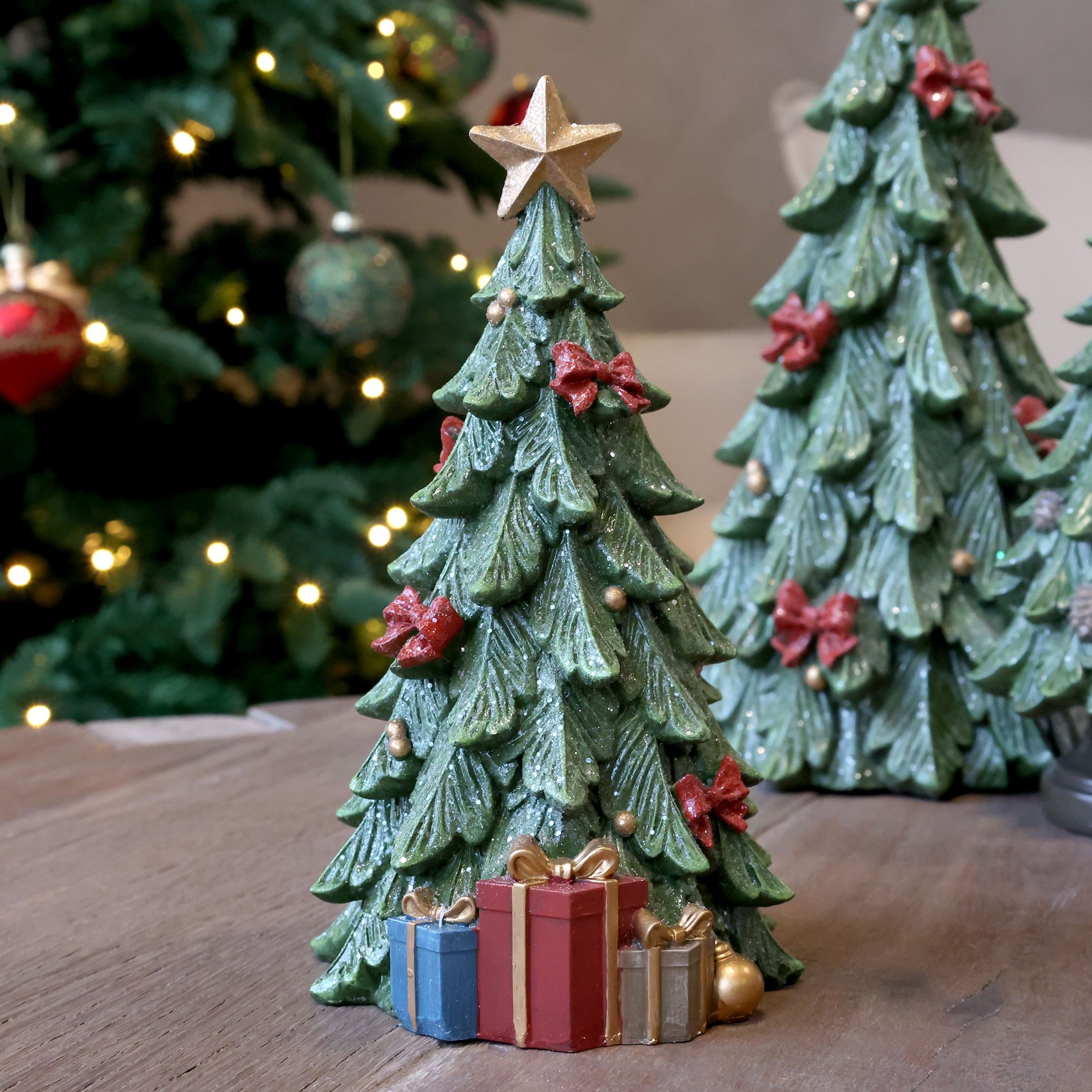 Zelený vánoční stromek s dárky Noël Tree z polyresinu – Ø 12*20,5 cm Chic Antique Zelený vánoční stromek s dárky Noël Tree z polyresinu – Ø 12*20,5 cm Chic Antique